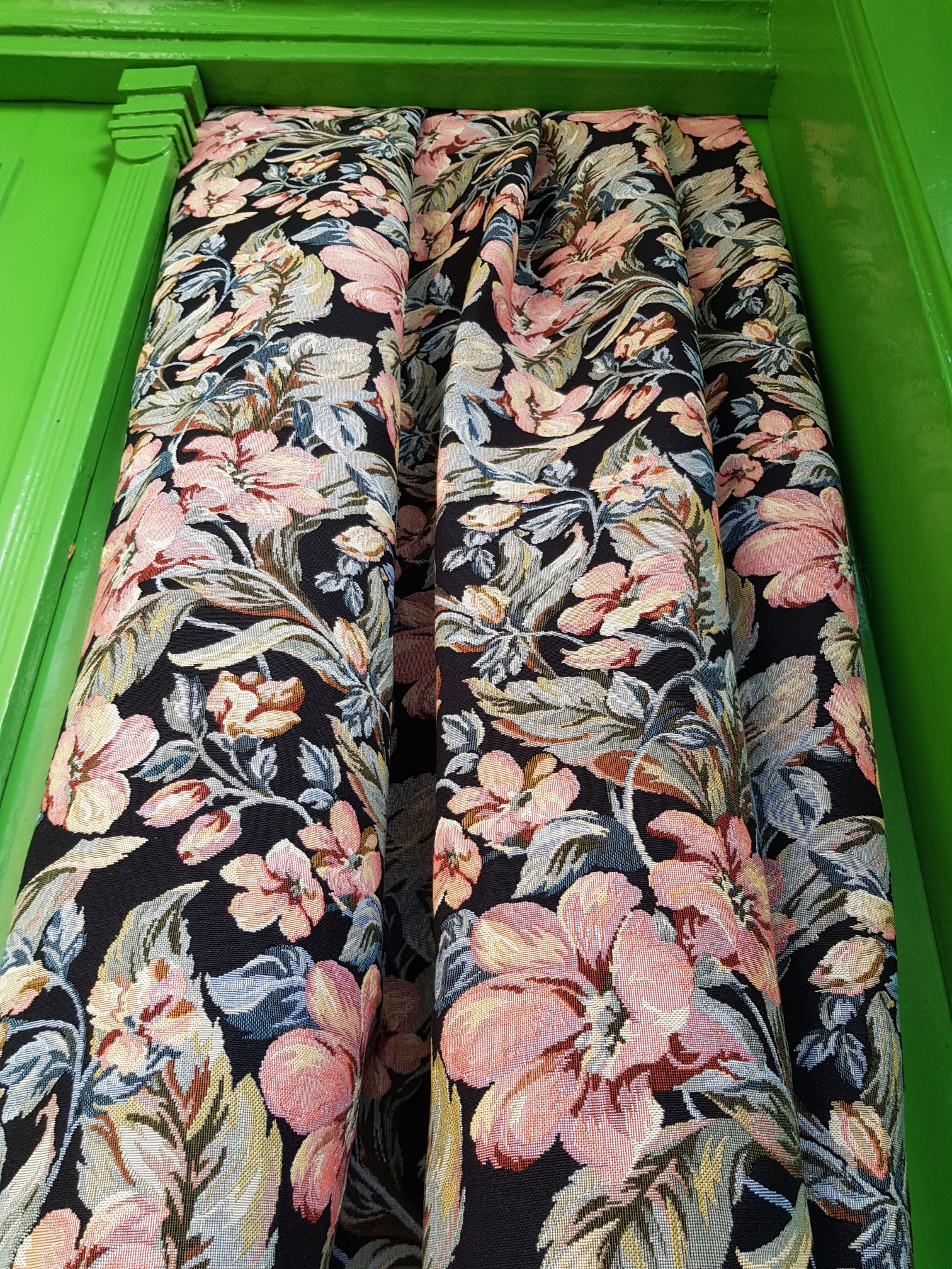 Květinová harmonie na černé