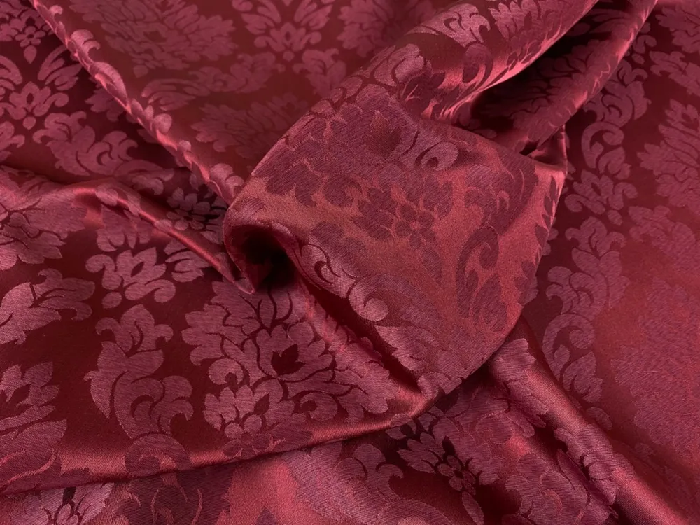 Damaškové motivy v burgundy