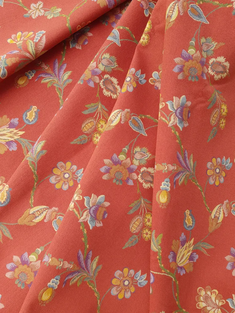 Květinové motivy v červené