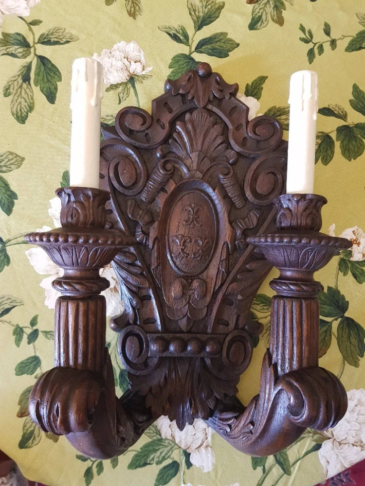 Velká vyřezávaná svítidla na stěnu