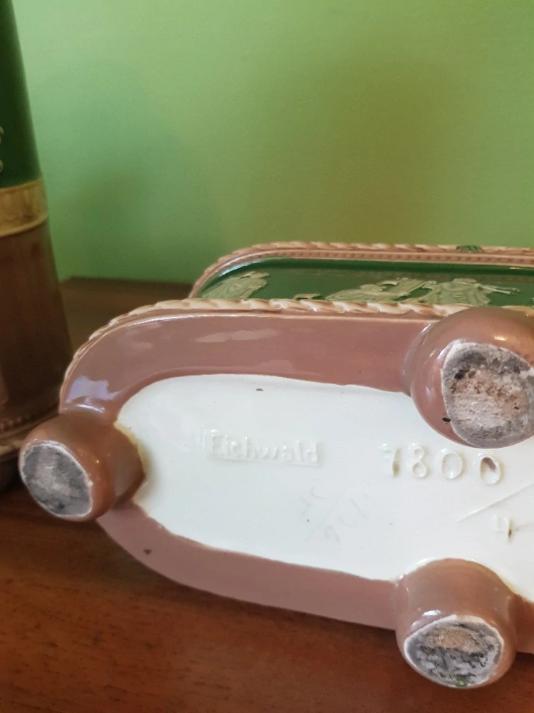 Secesní žardiniera a vázy