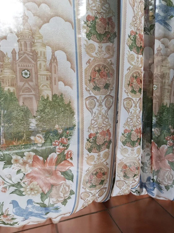 Ornamenty s květy, ptáky a architekturou v pruzích