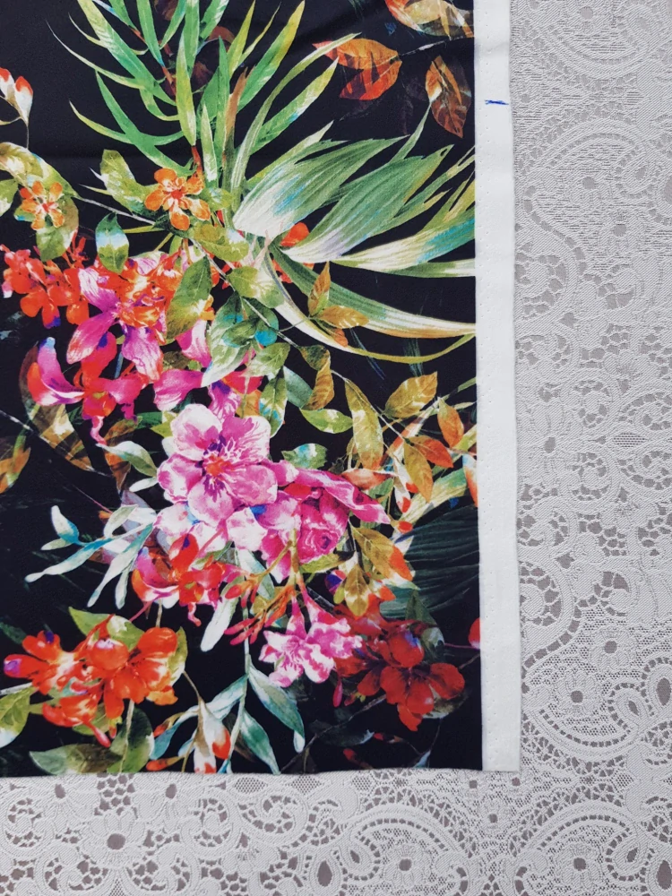 Květy v sametu 50x50cm 