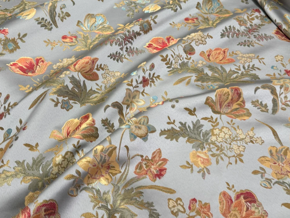 Tkané květy na stříbrnošedém podkladu