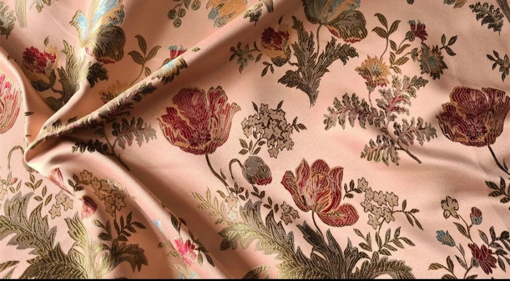 Tkané květy na pudrově růžovém podkladu