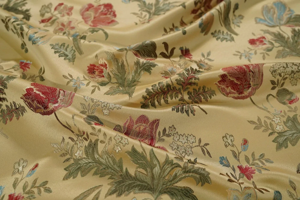 Tkané květy na starozlatém podkladu