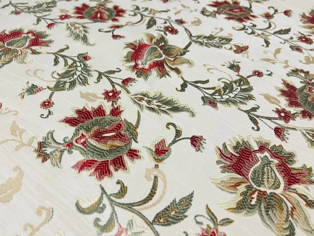 Tkané květy na světlém podkladu