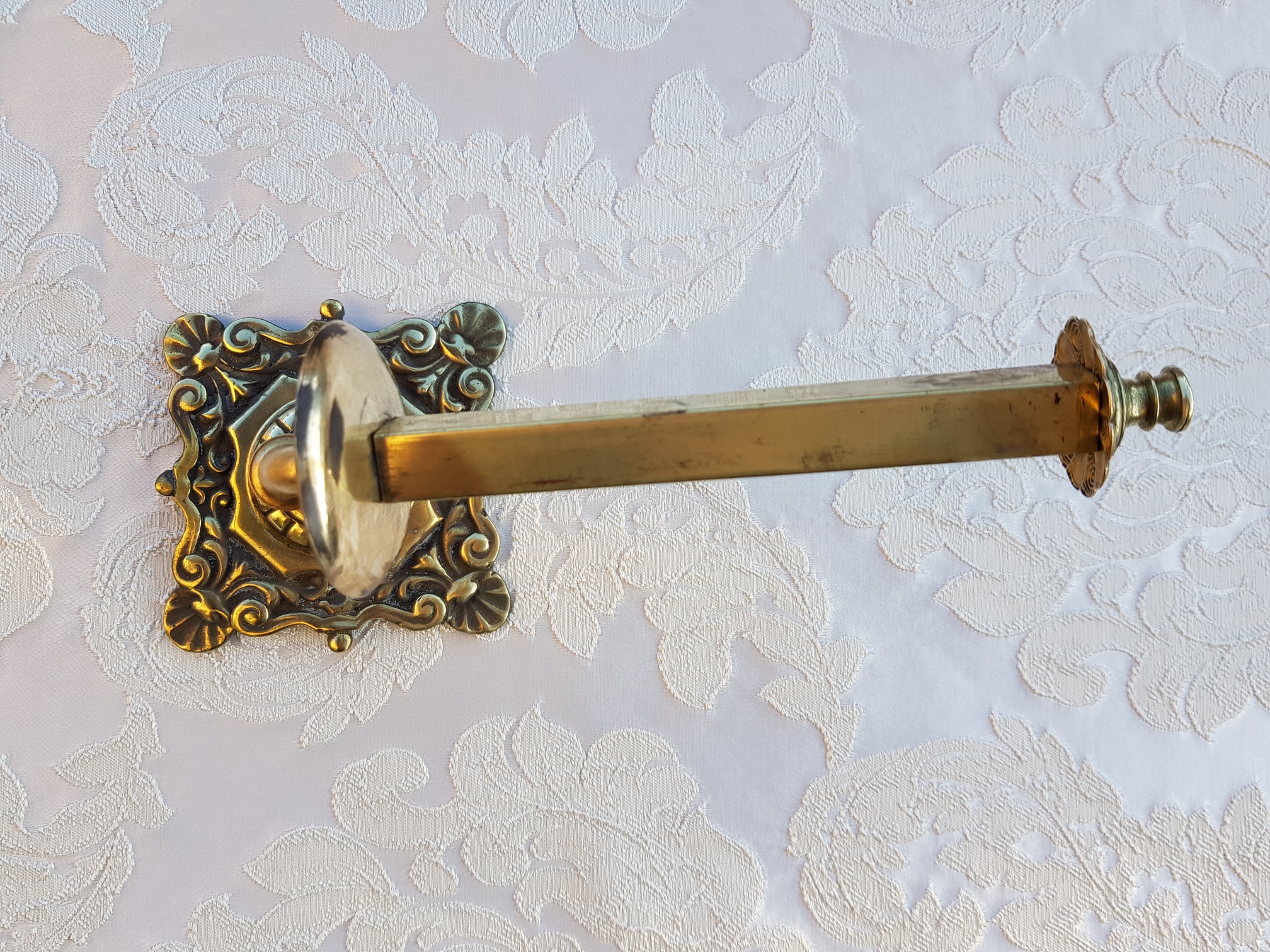 Elegantní držák na toaletní papír