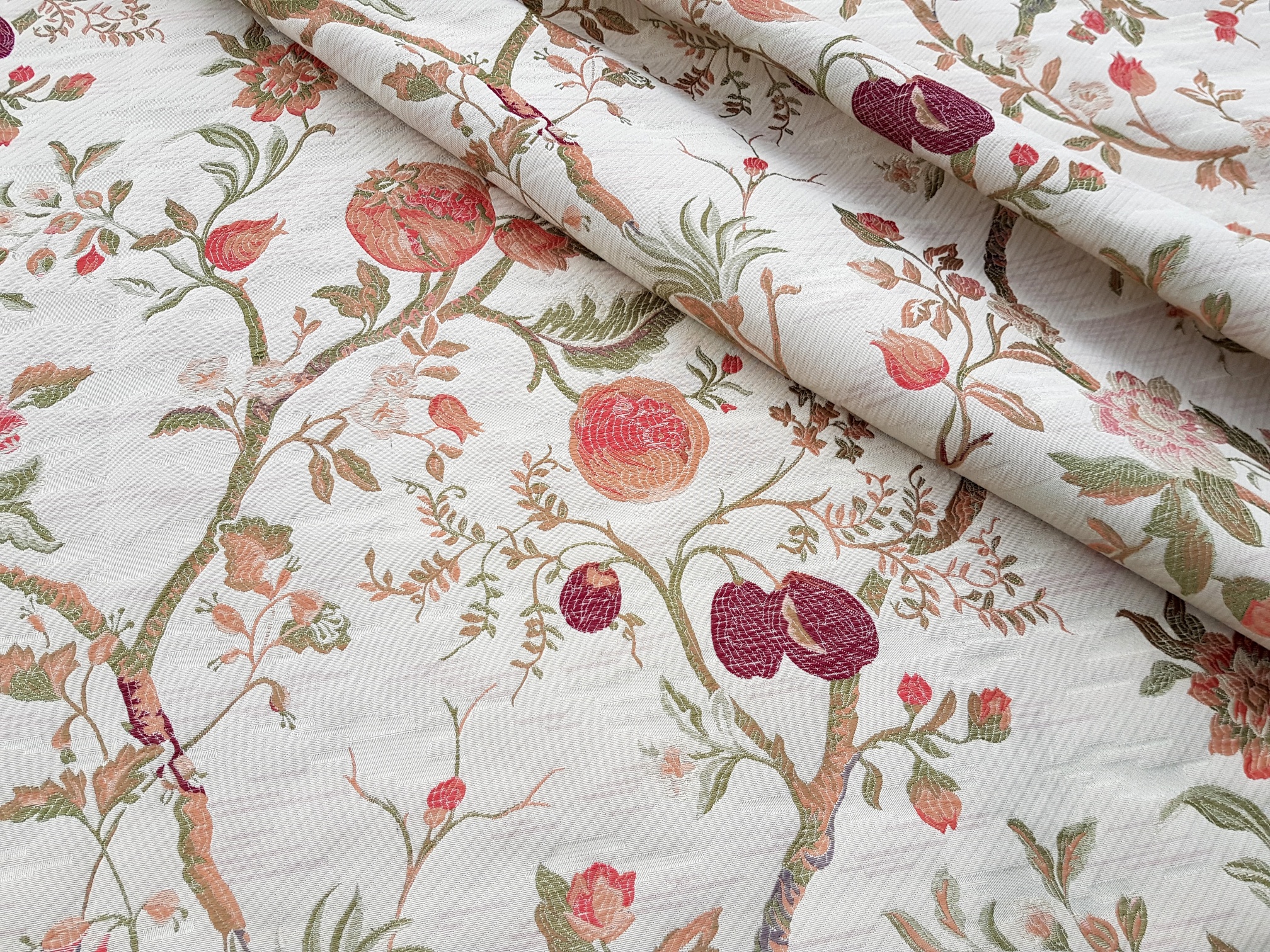 Rostliny a plody v bordó na béžové