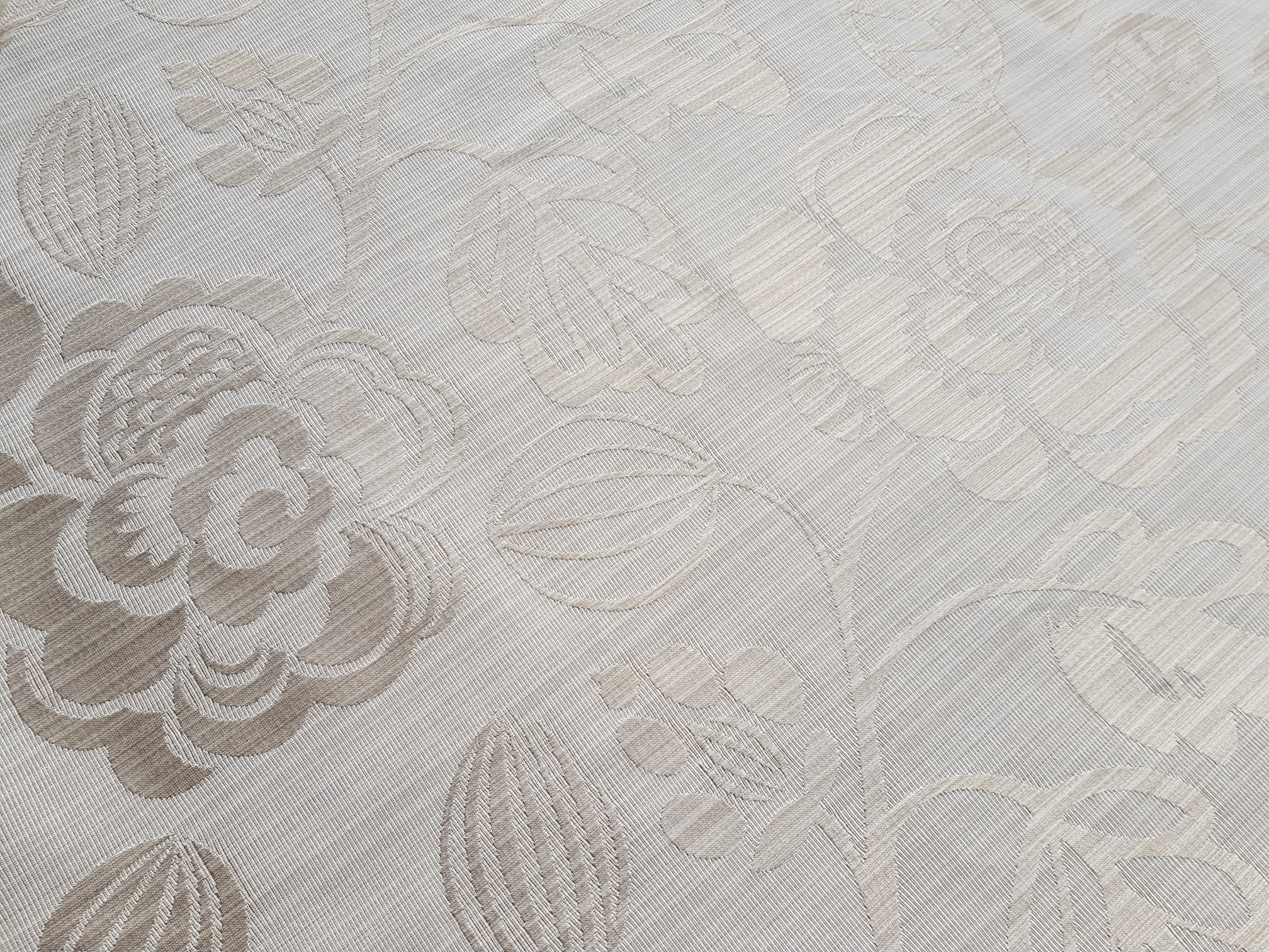 Tkané květy v béžové