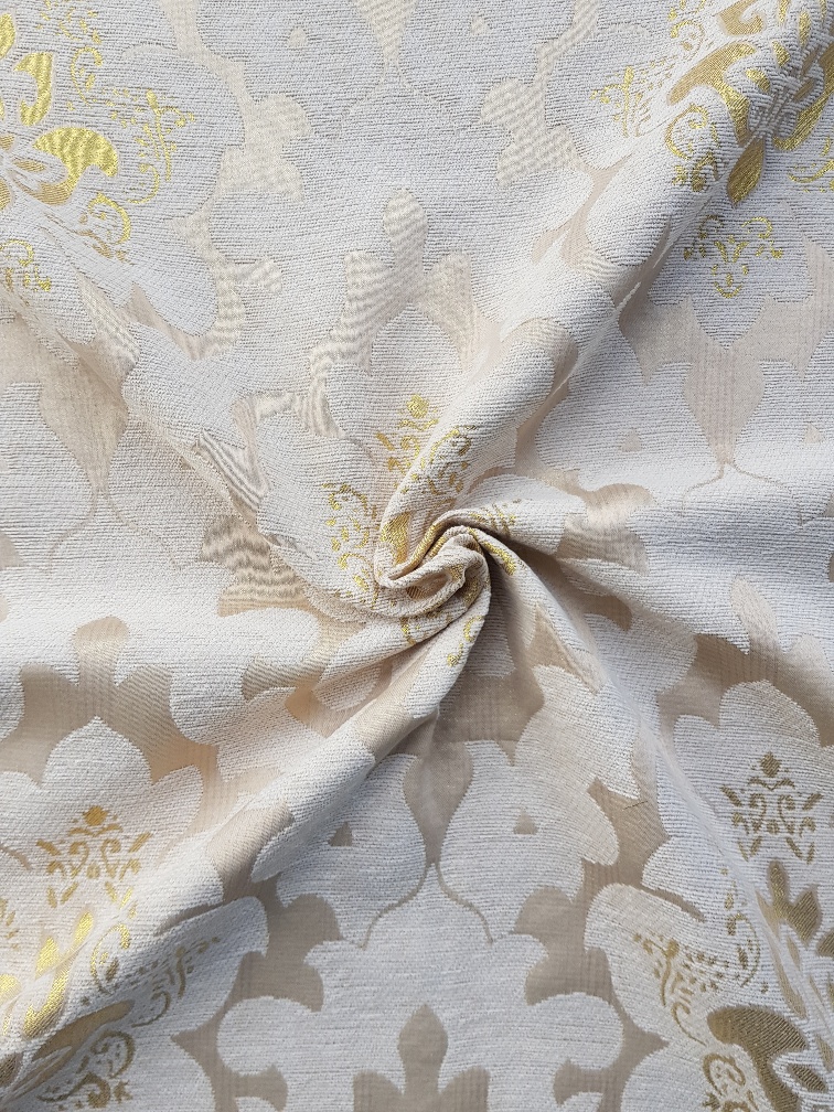Florální motiv ve zlatavé