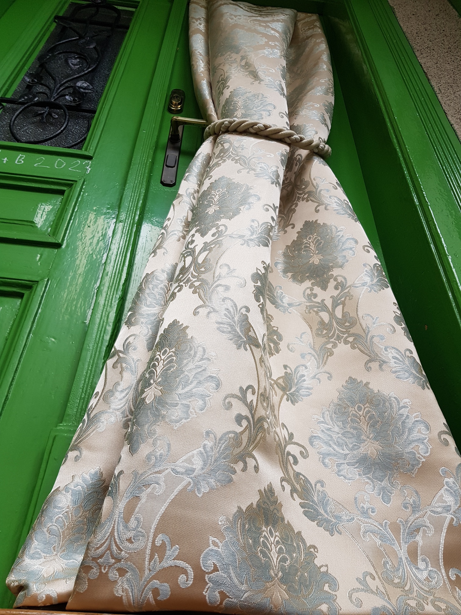 Šedomodré ornamenty na slonové kosti