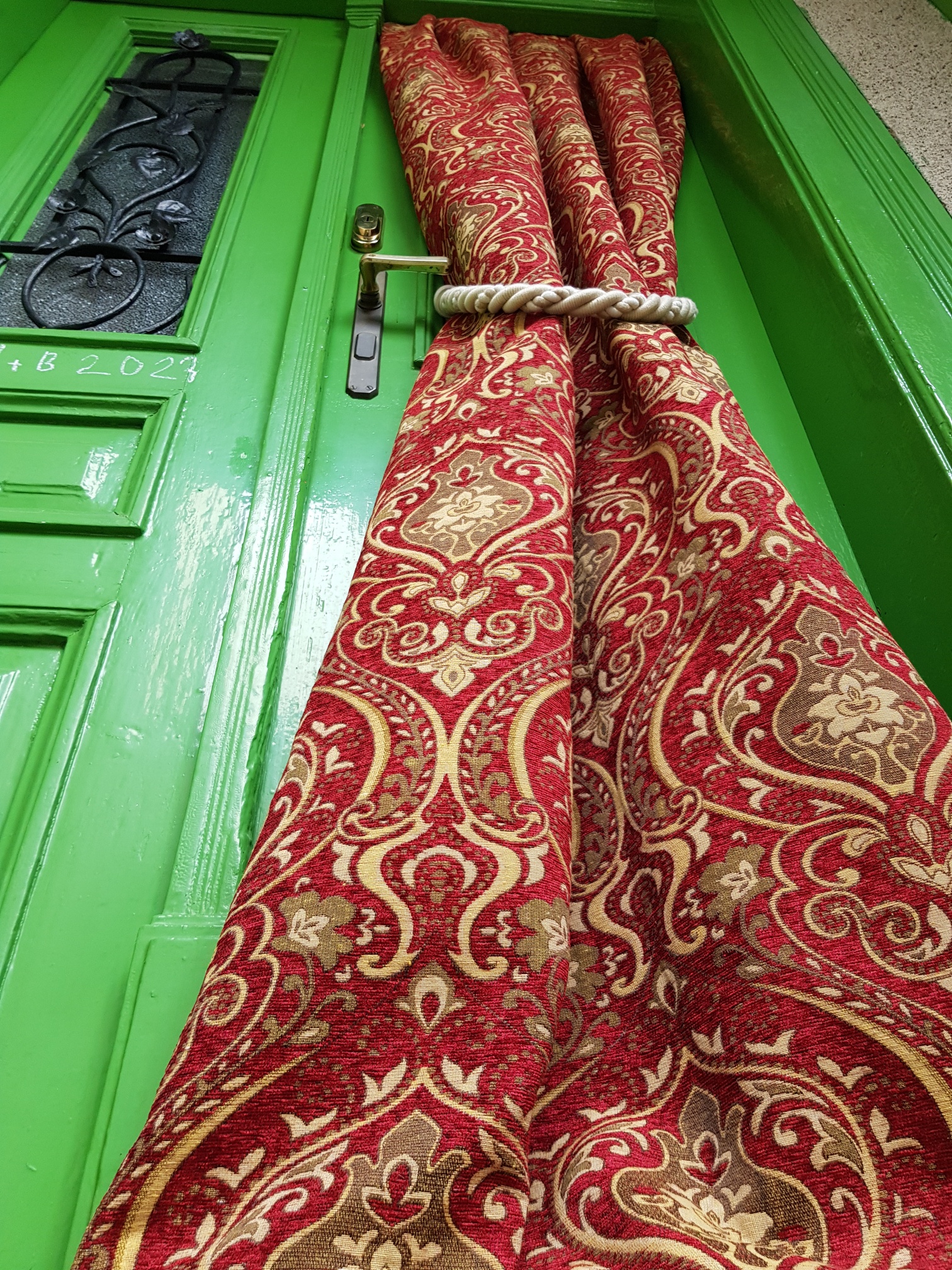 Ornamenty na červené