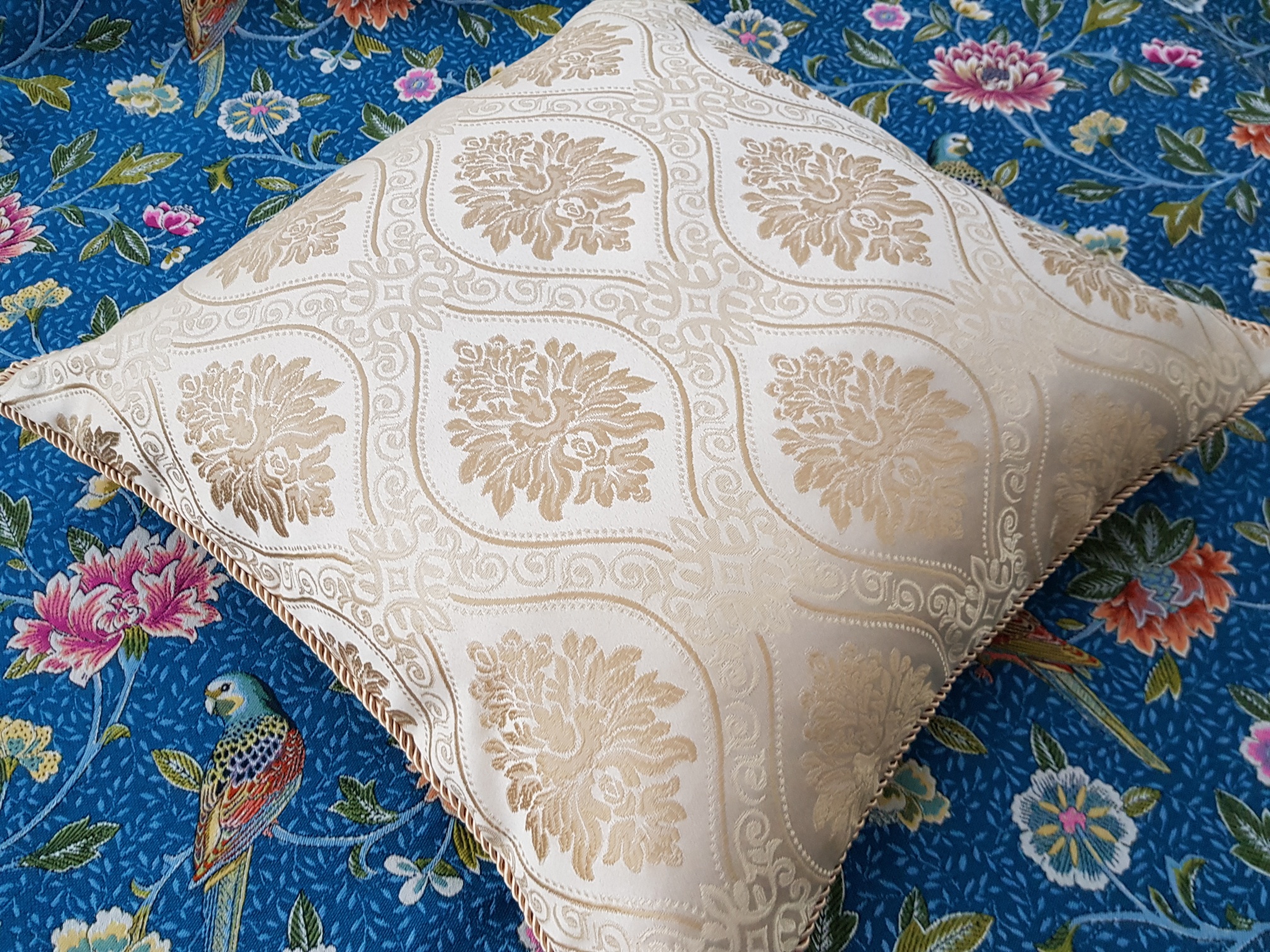 Tkané květy a plody ve starozlaté