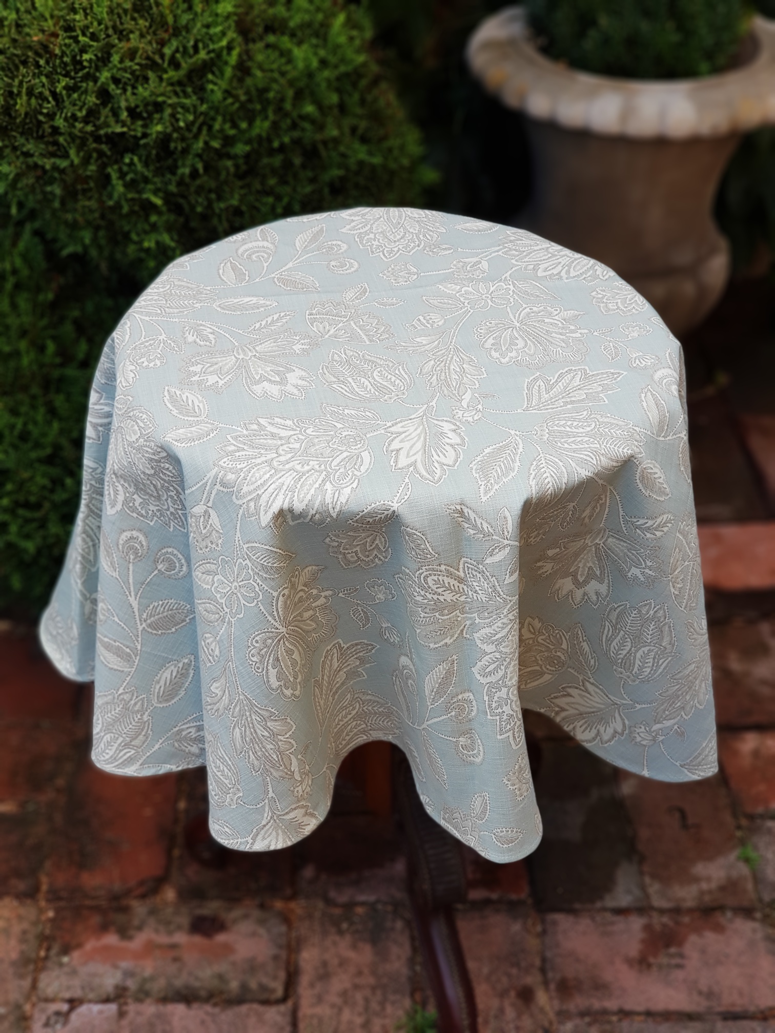 Roztodivné květy na šedomodré