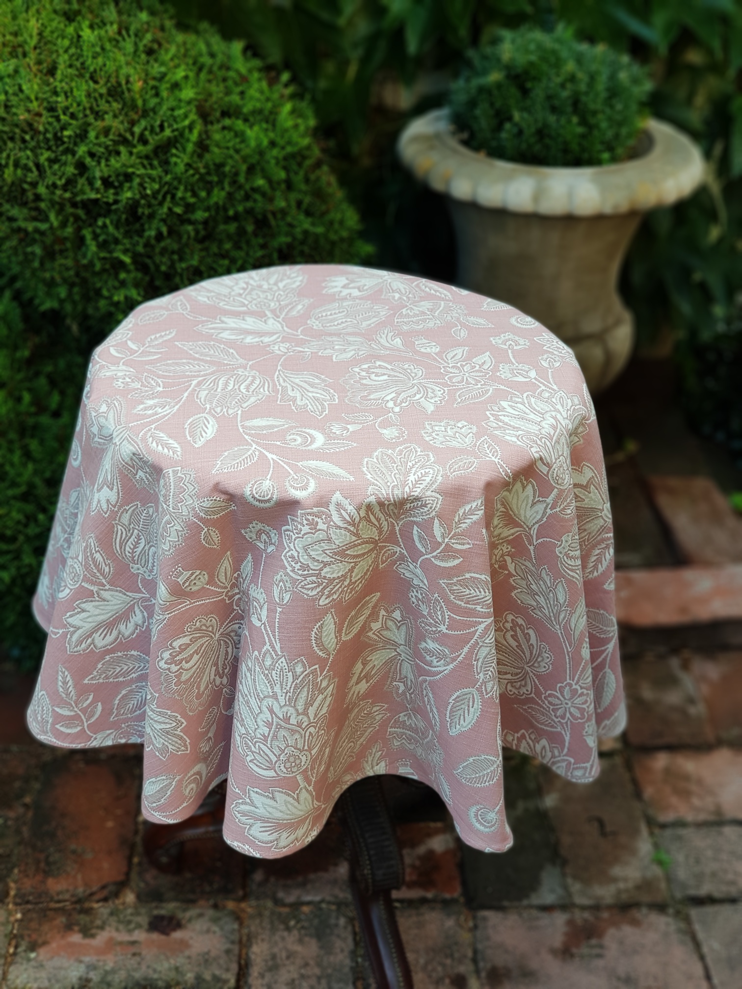 Roztodivné květy na cihlové