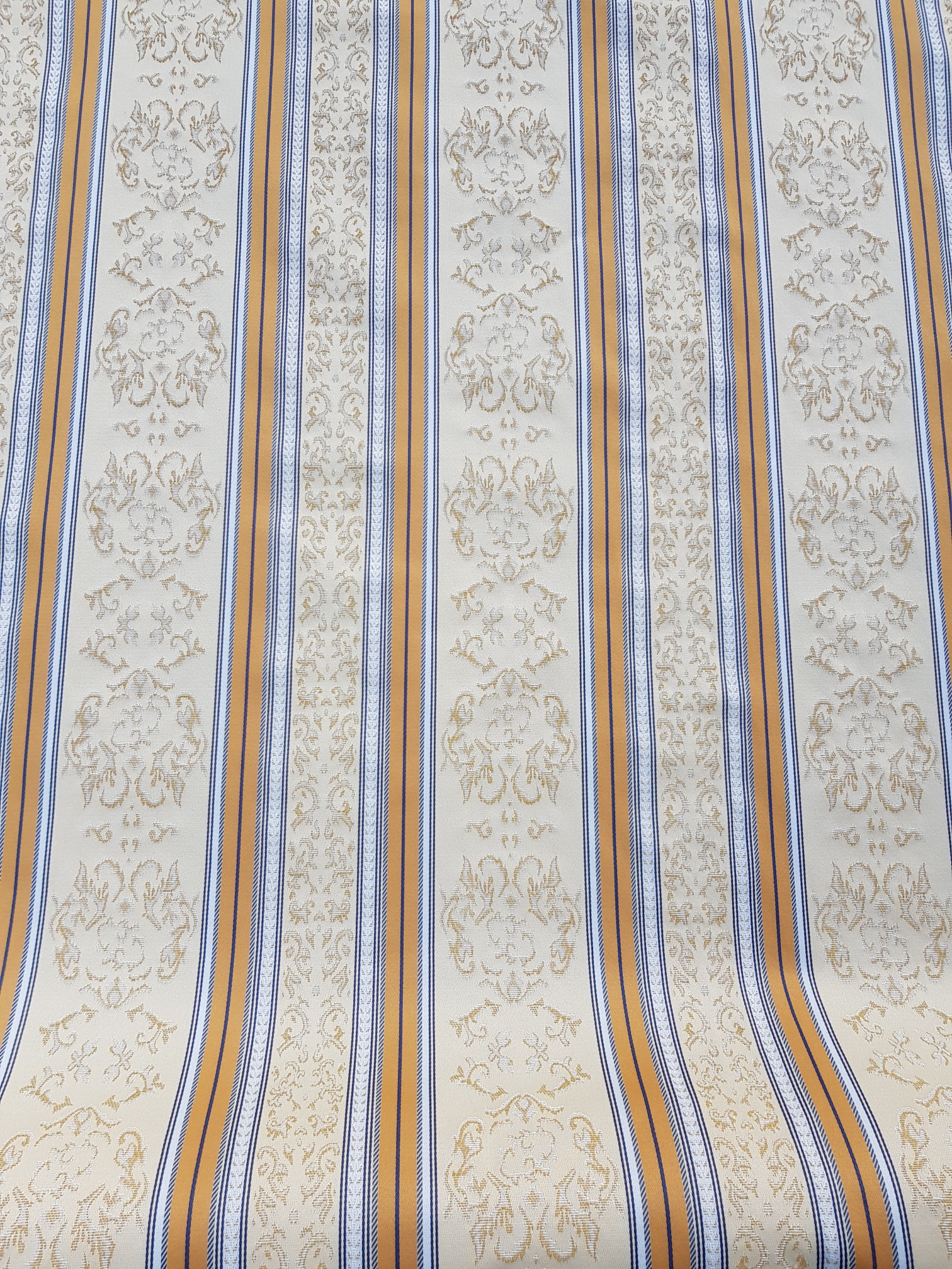 Zlatosmetanové a okrové pruhy