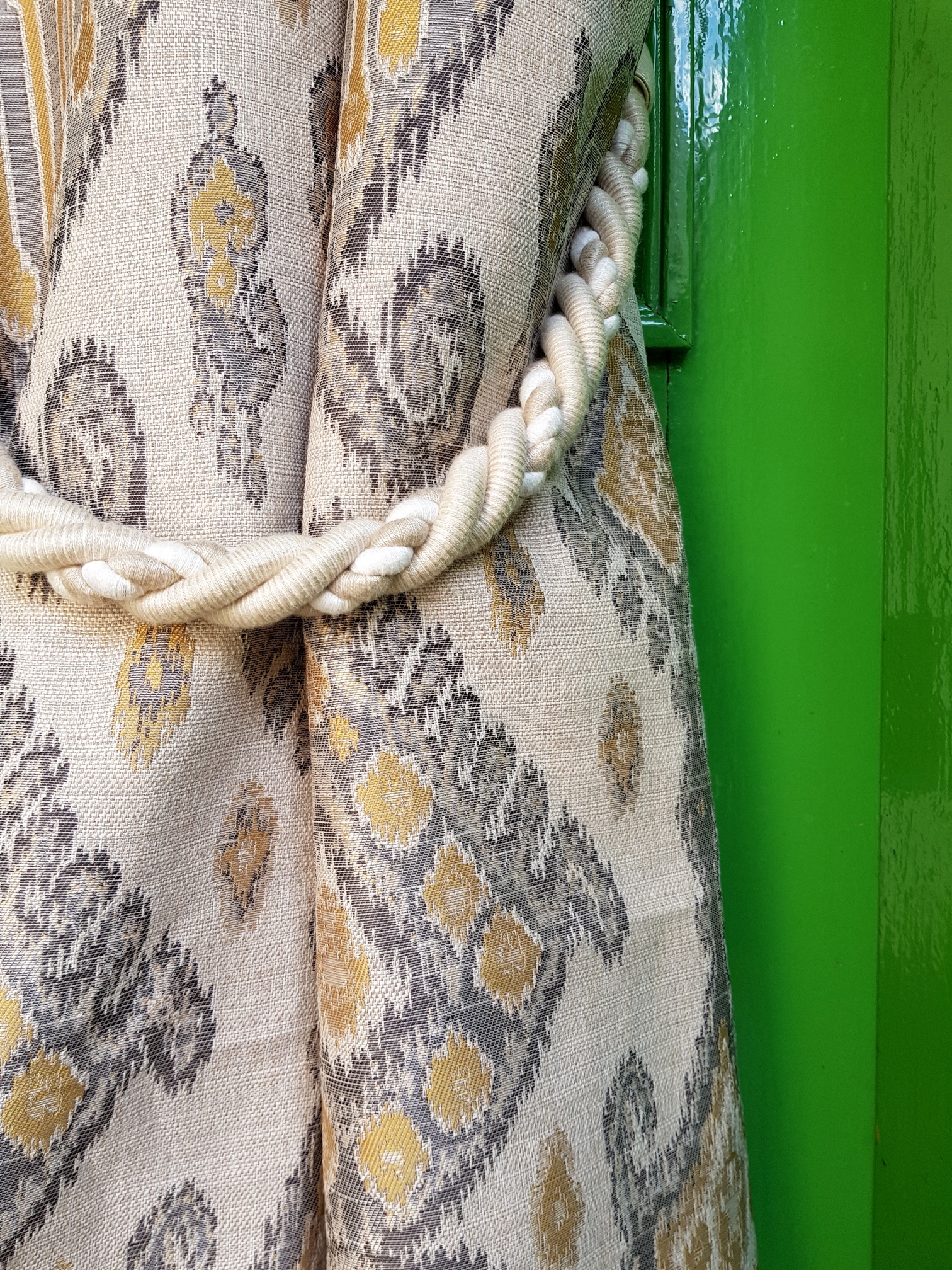 Okrové ornamenty na šedorežné