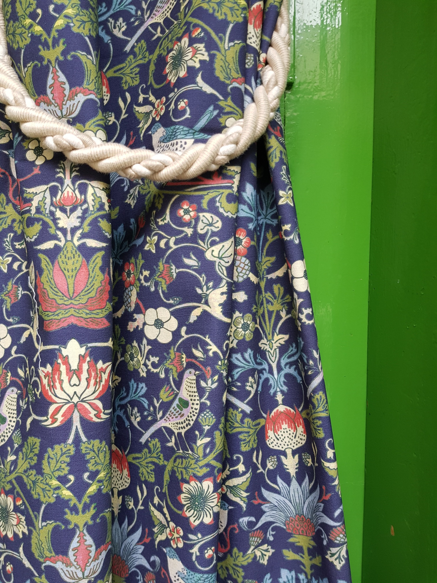 Květy a ptáci ve florální secesi na modré