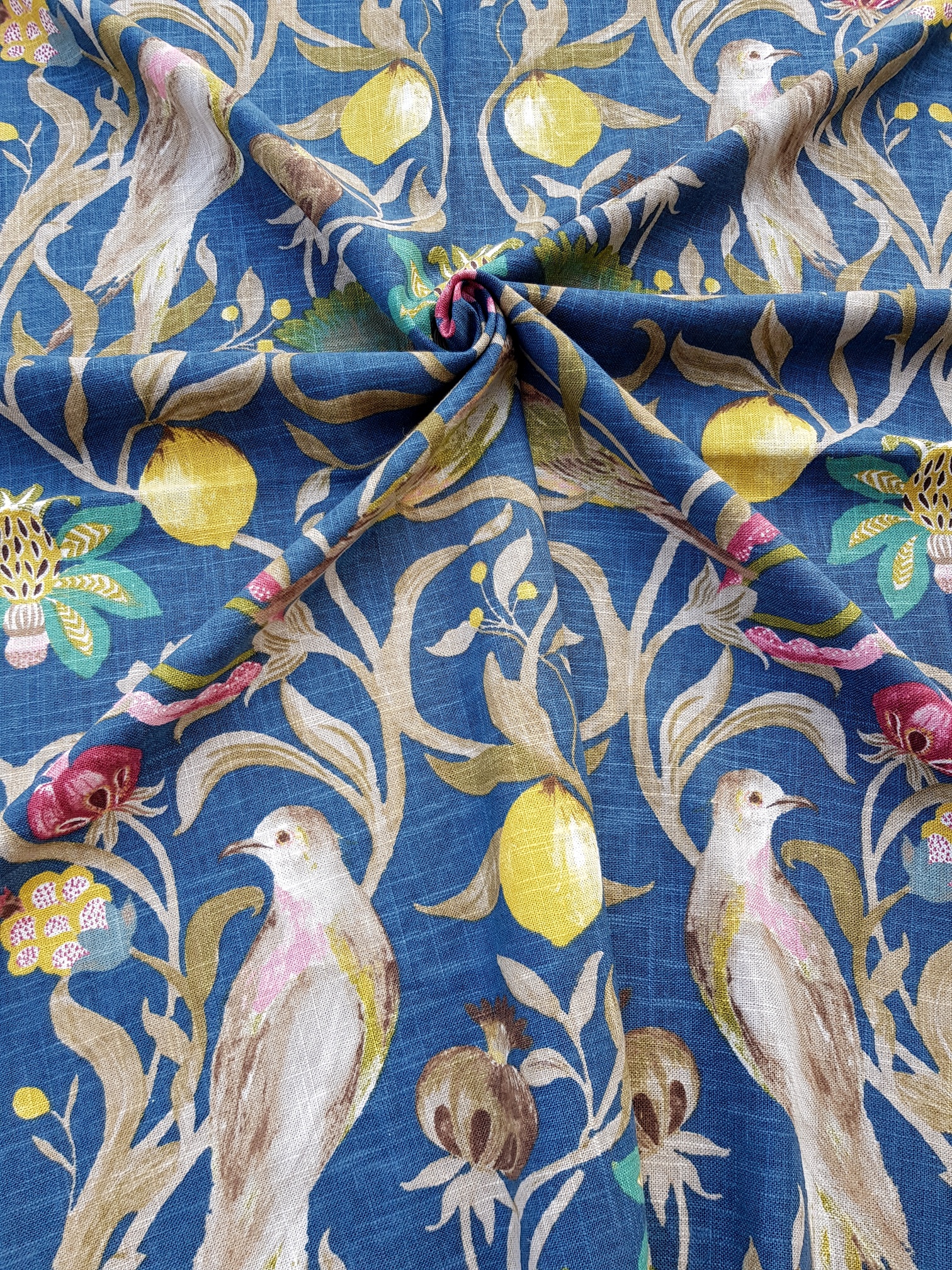 Plody a ptáci ve florální secesi na modré