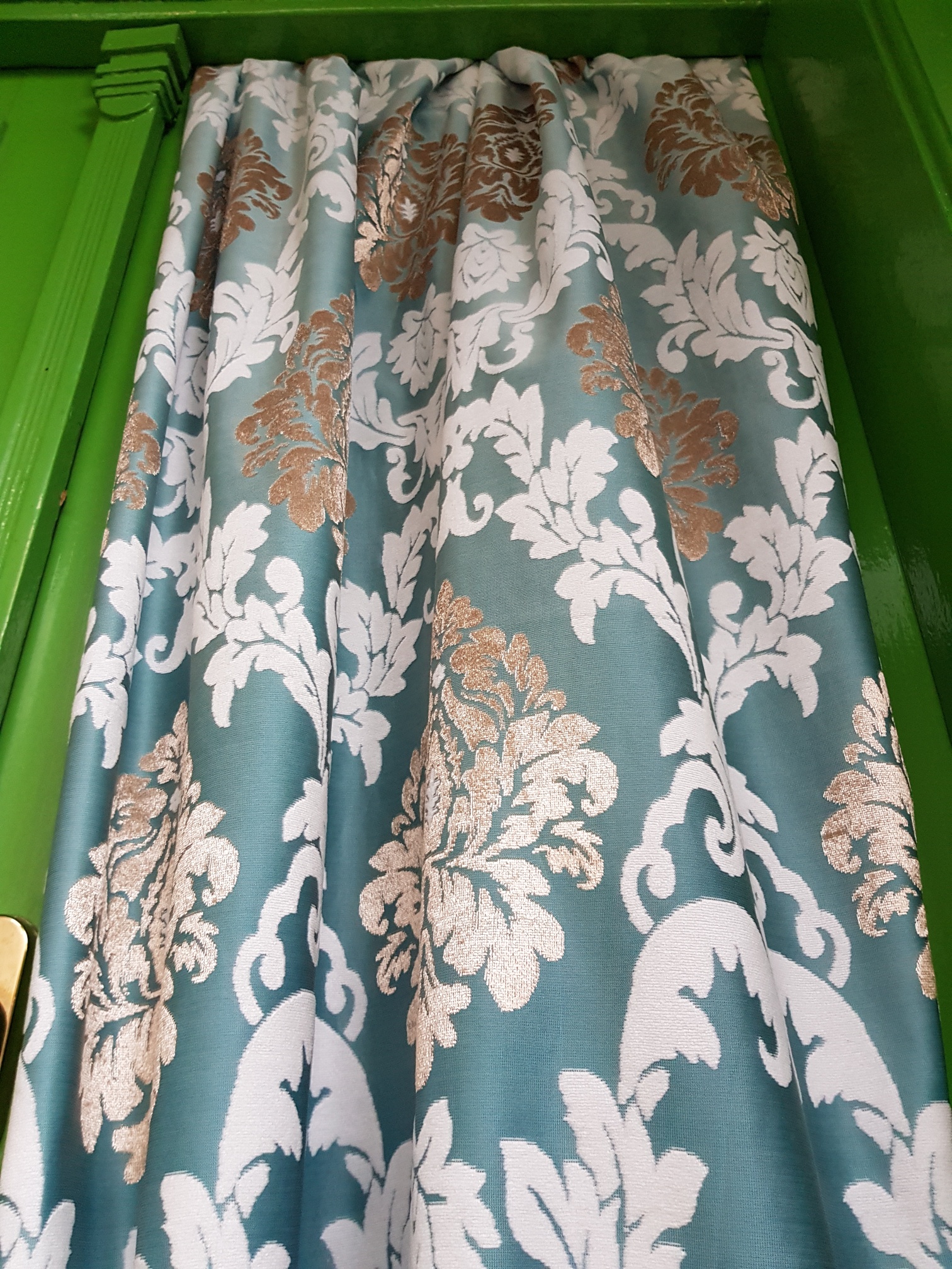 Damaškové motivy ve zlaté a bílé