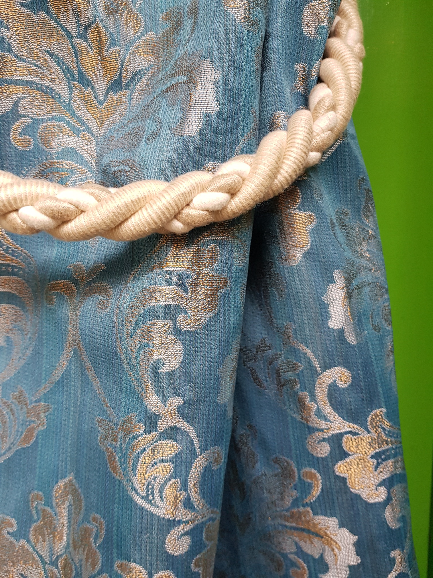 Zlatosvětlé ornamenty na modré