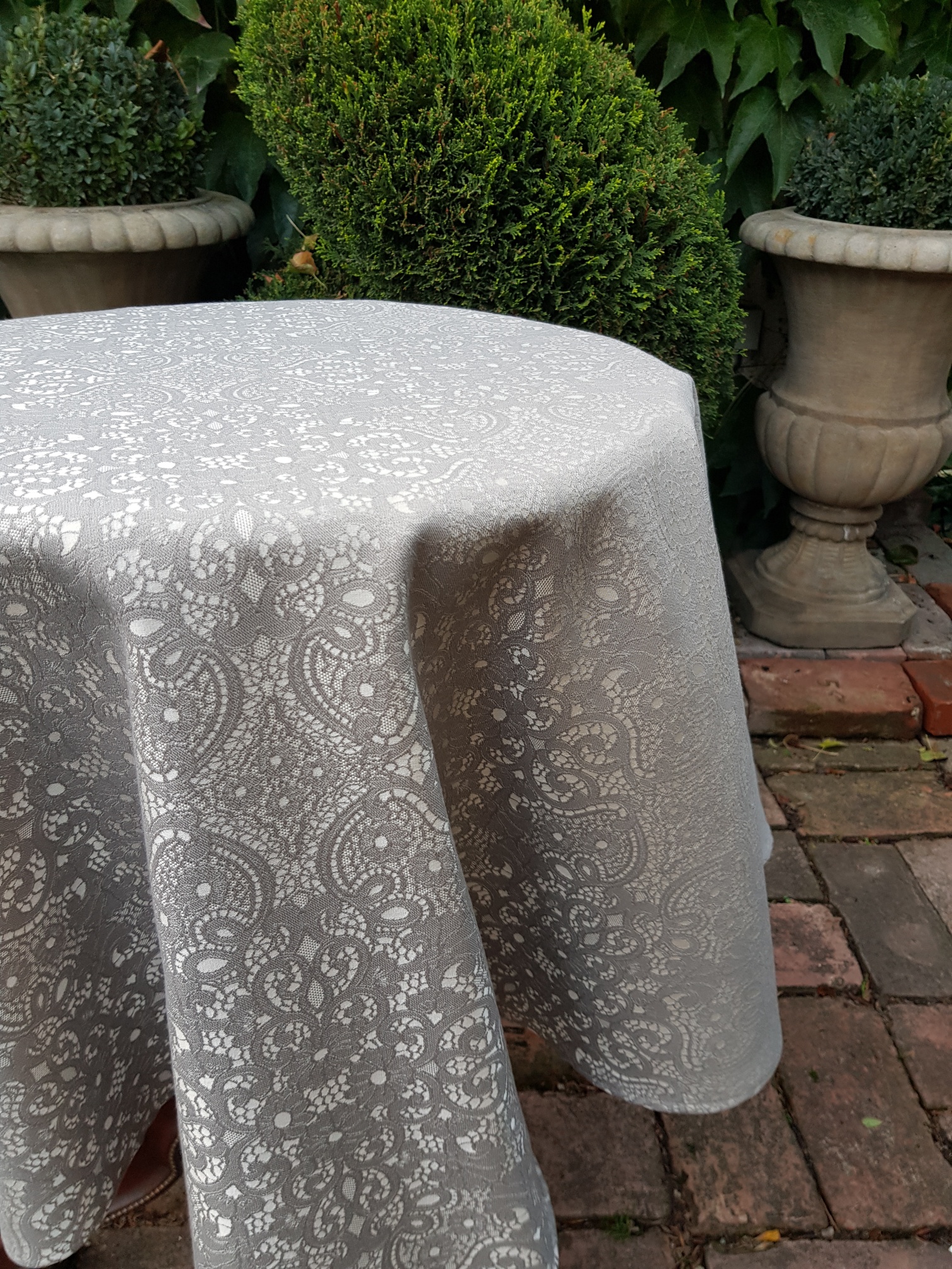 Krajka v romantické šedé