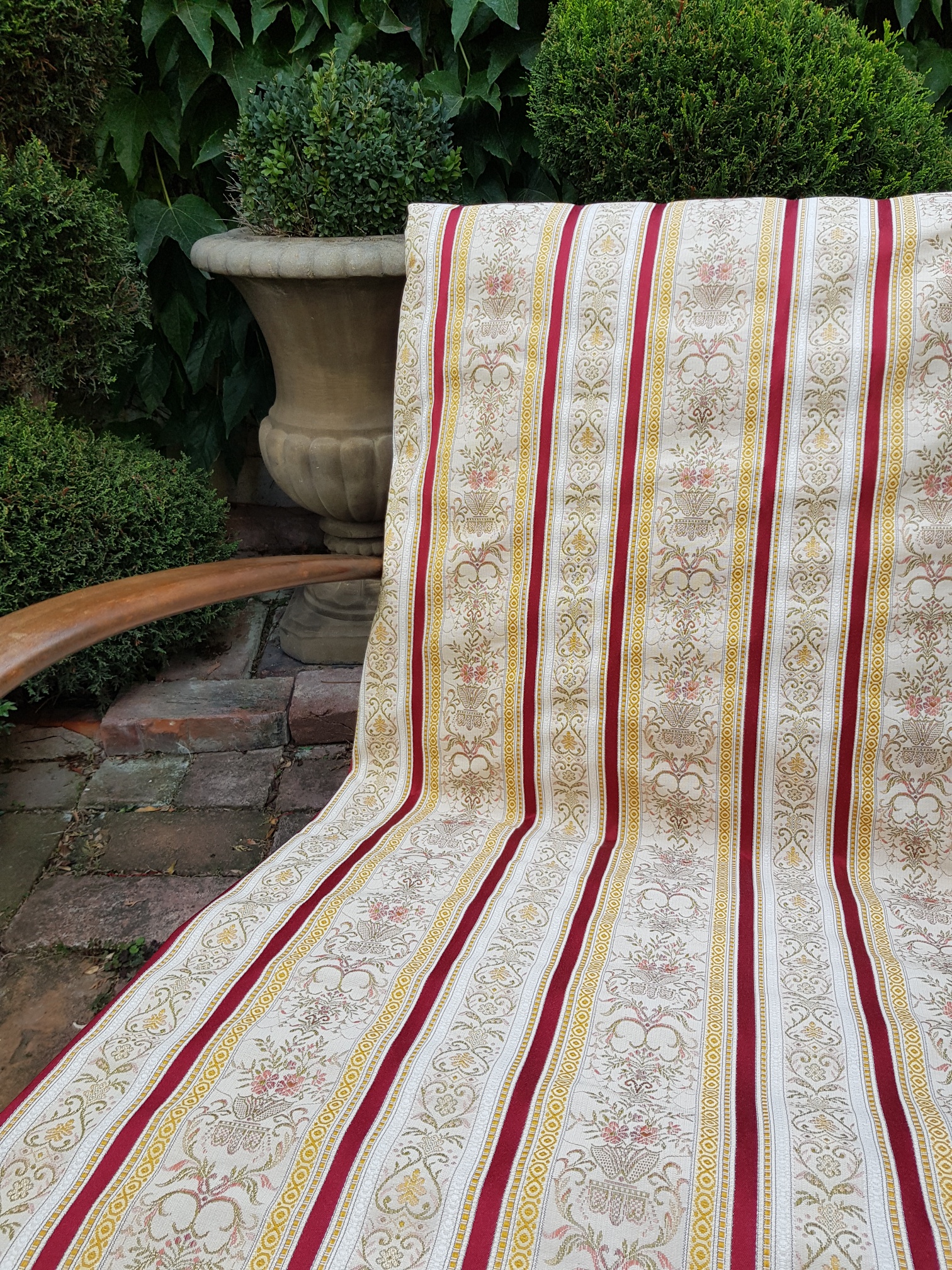 Tkané pruhy a ornamenty v burgundy