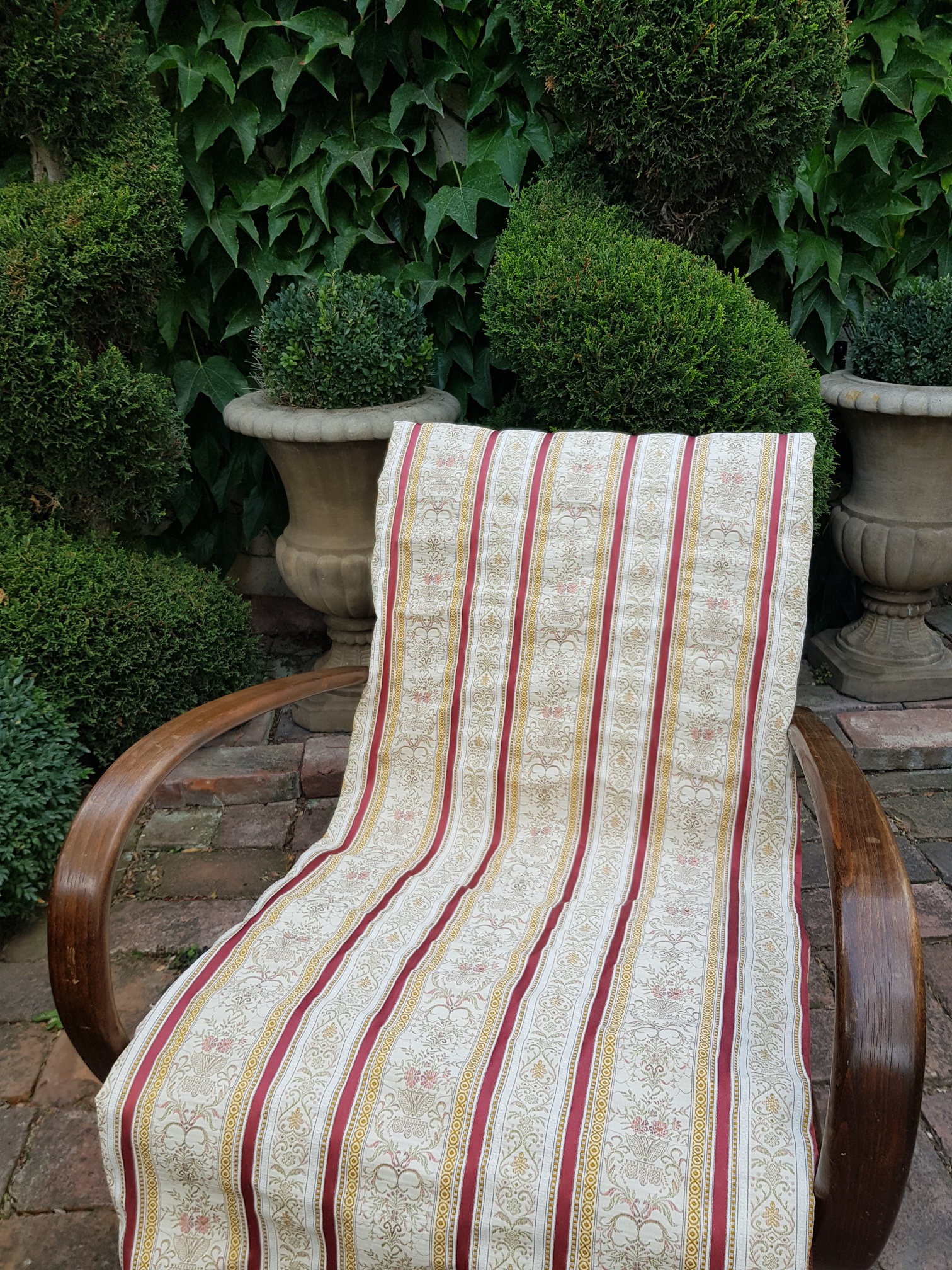 Tkané pruhy a ornamenty v cihlové