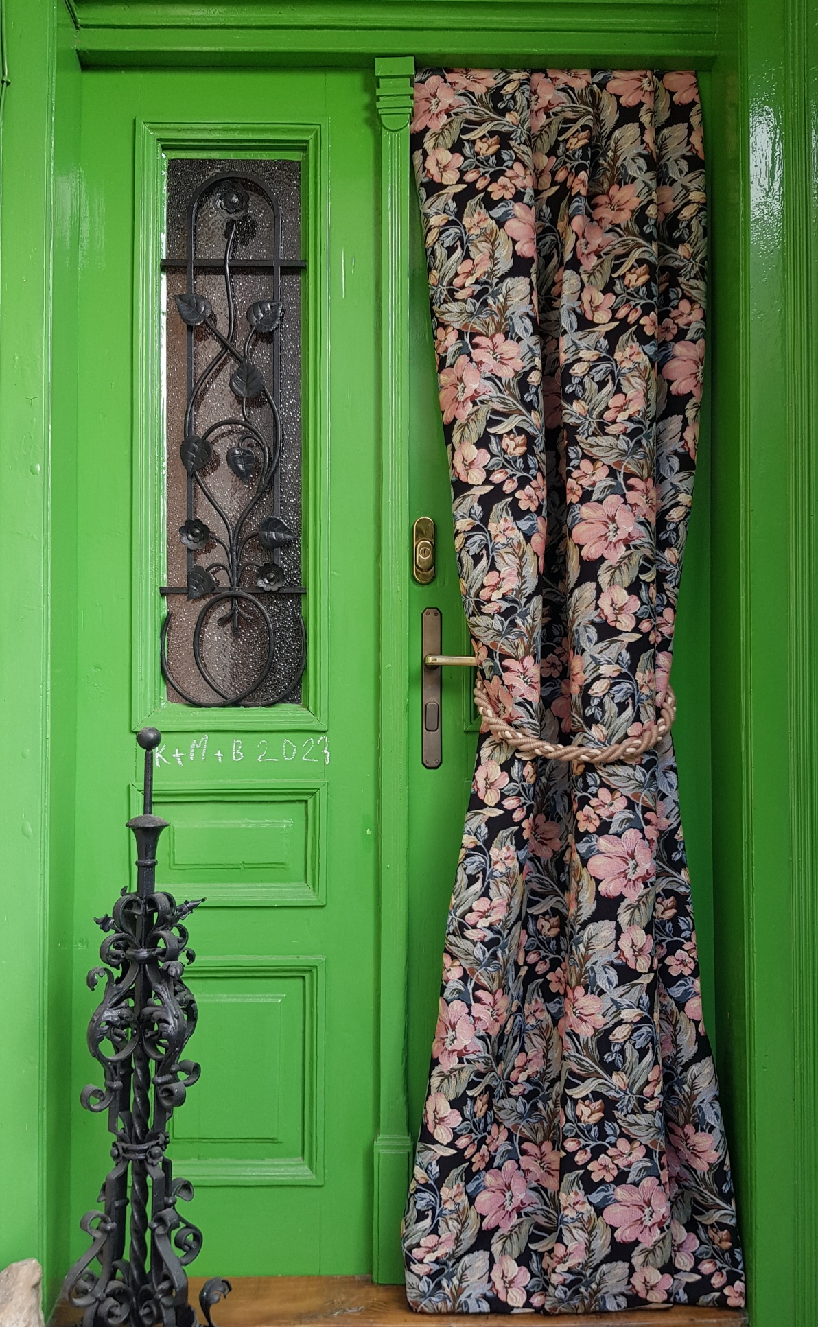 Květinová harmonie na černé