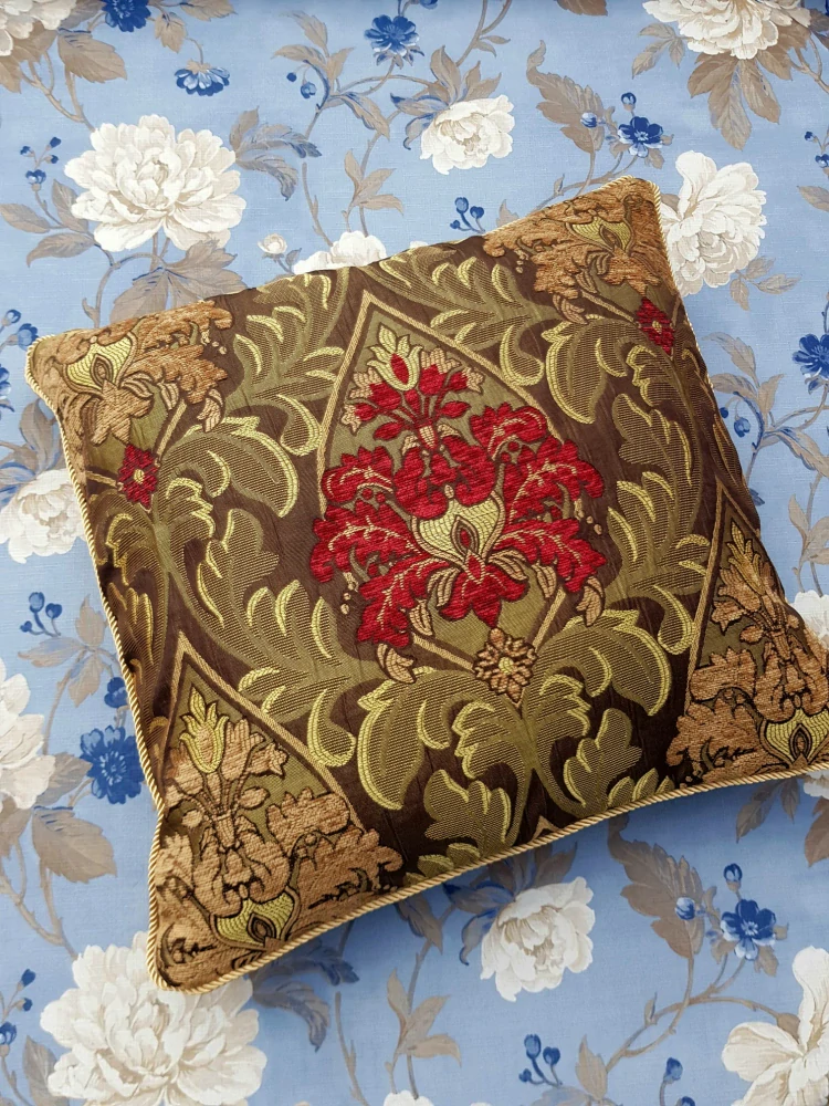 Ornamenty ve zlaté a rudé na hnědé