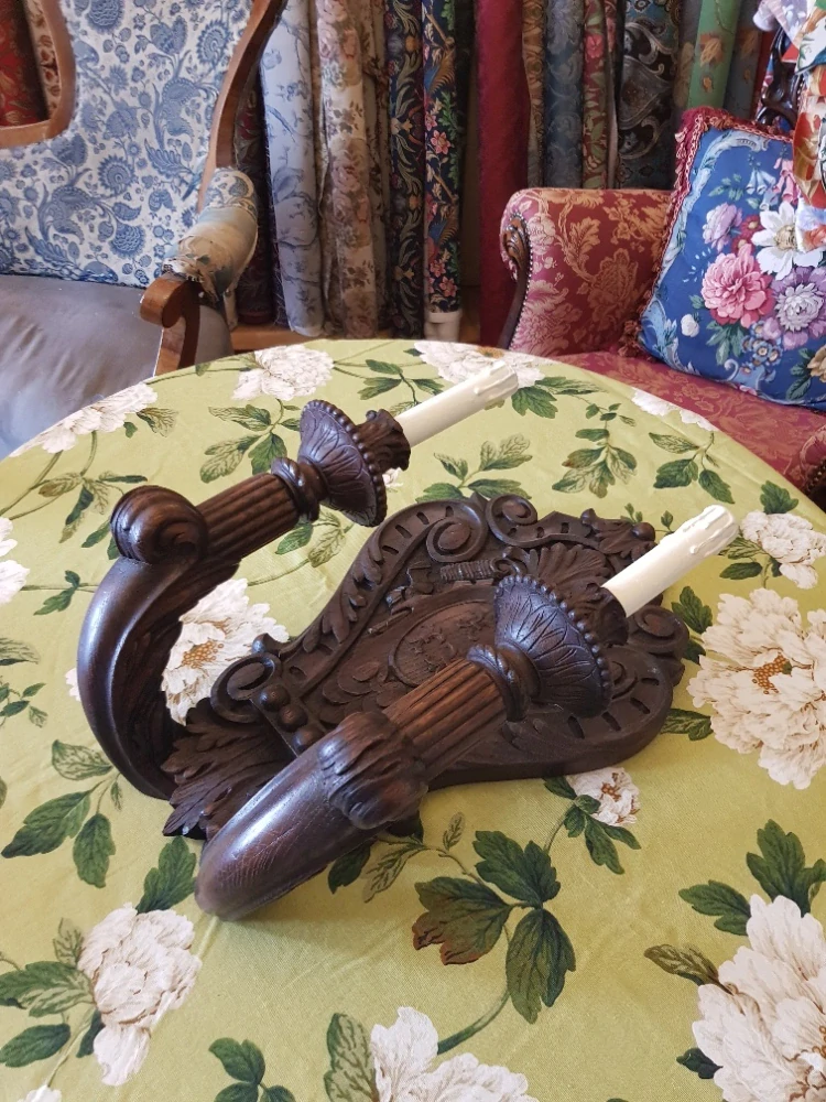 Velká vyřezávaná svítidla na stěnu