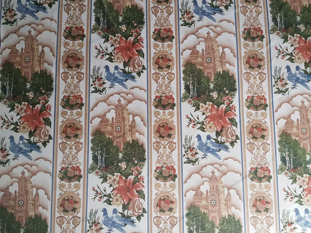 Ornamenty s květy, ptáky a architekturou v pruzích