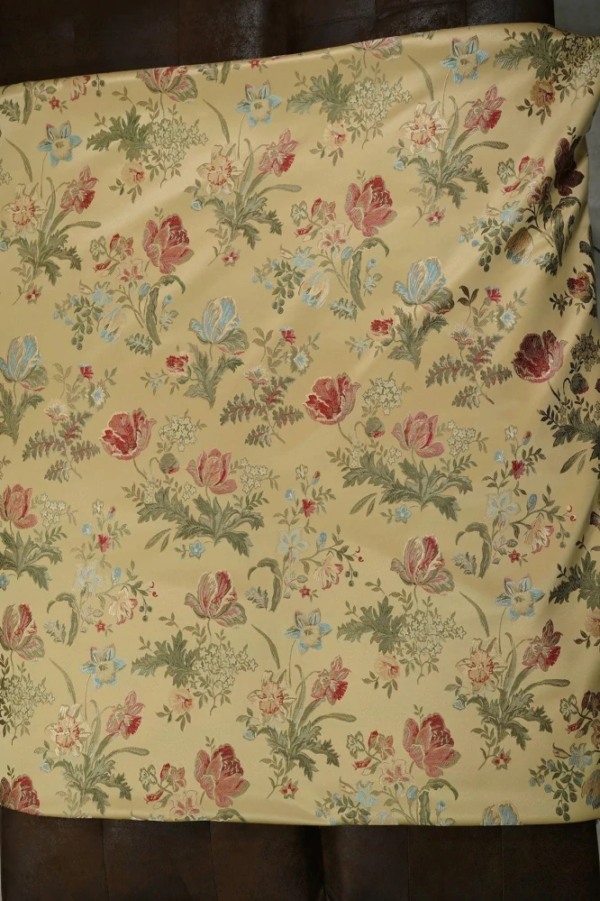 Tkané květy na starozlatém podkladu