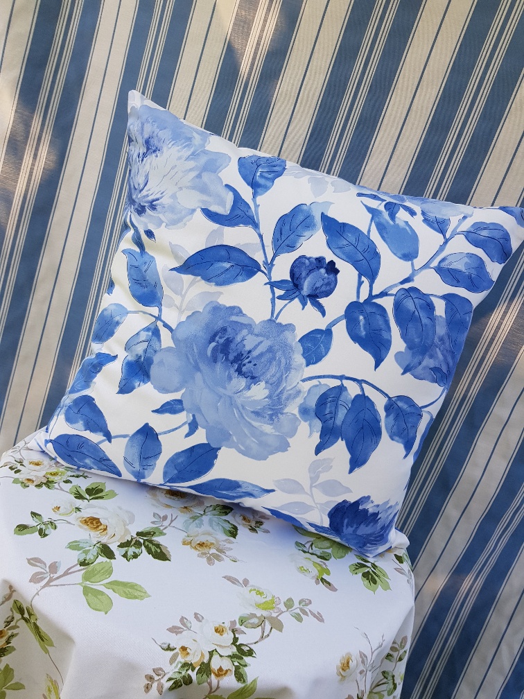 Modré pivoňky na krémové CA450