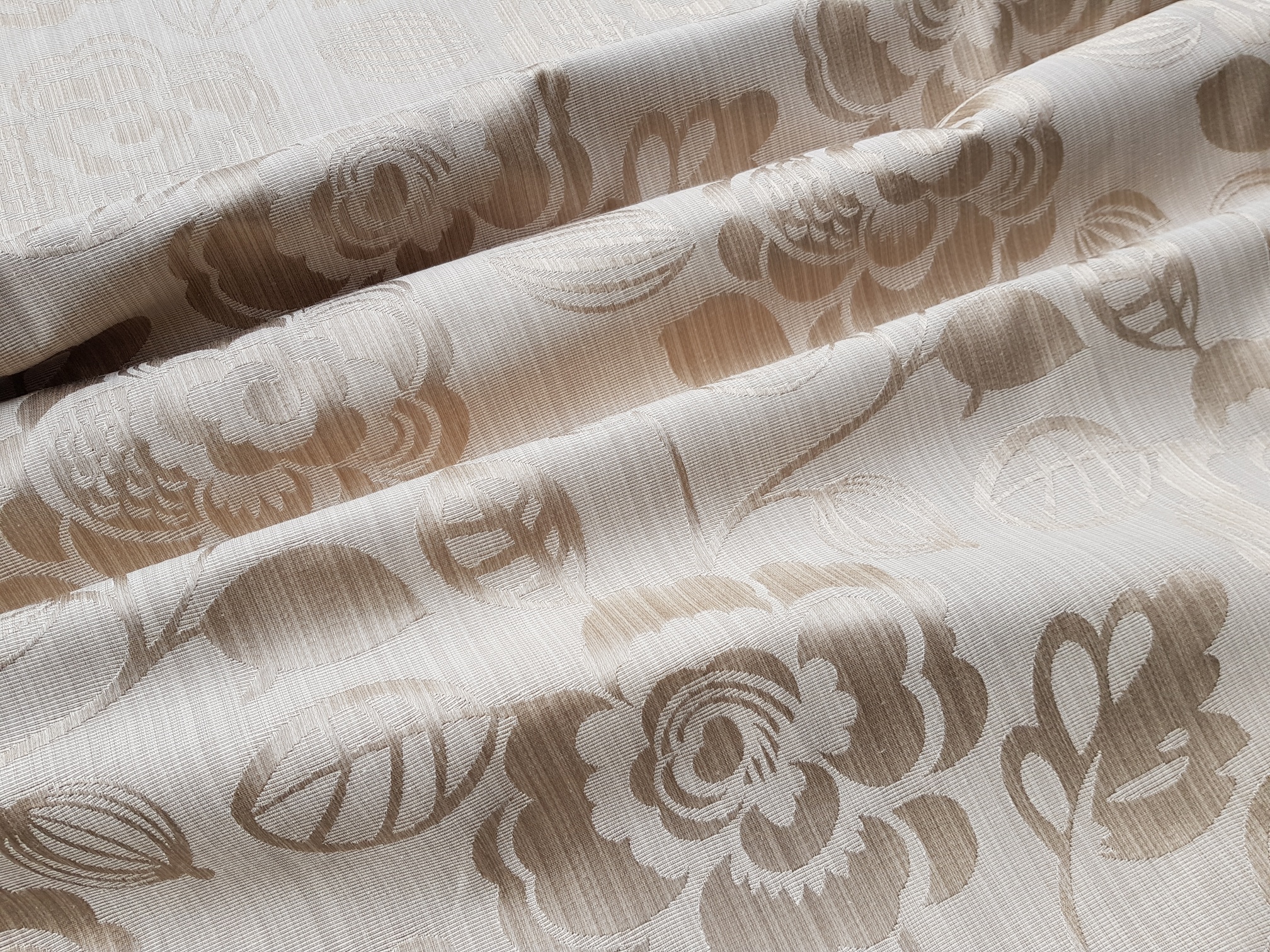 Tkané květy v béžové