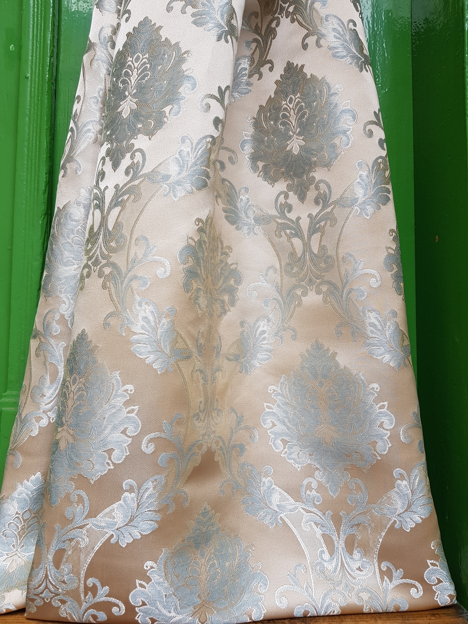 Šedomodré ornamenty na slonové kosti