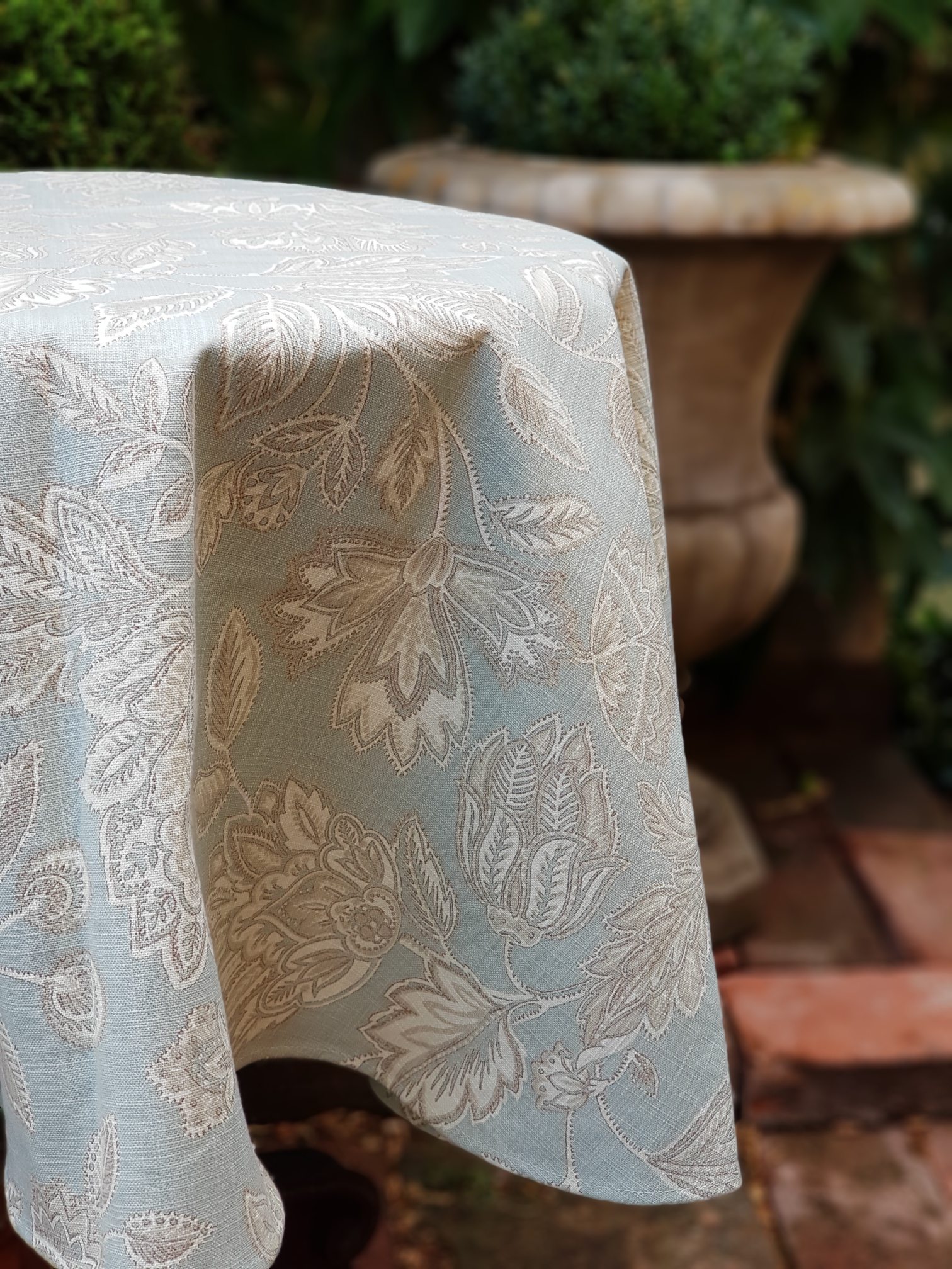 Roztodivné květy na šedomodré