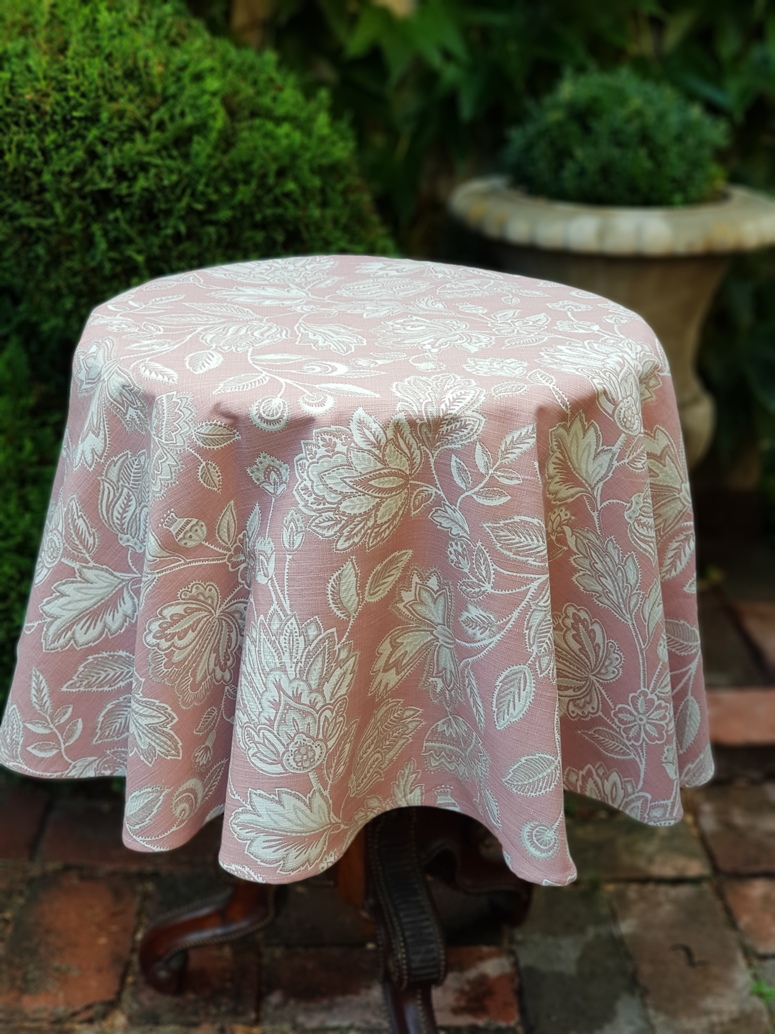 Roztodivné květy na cihlové