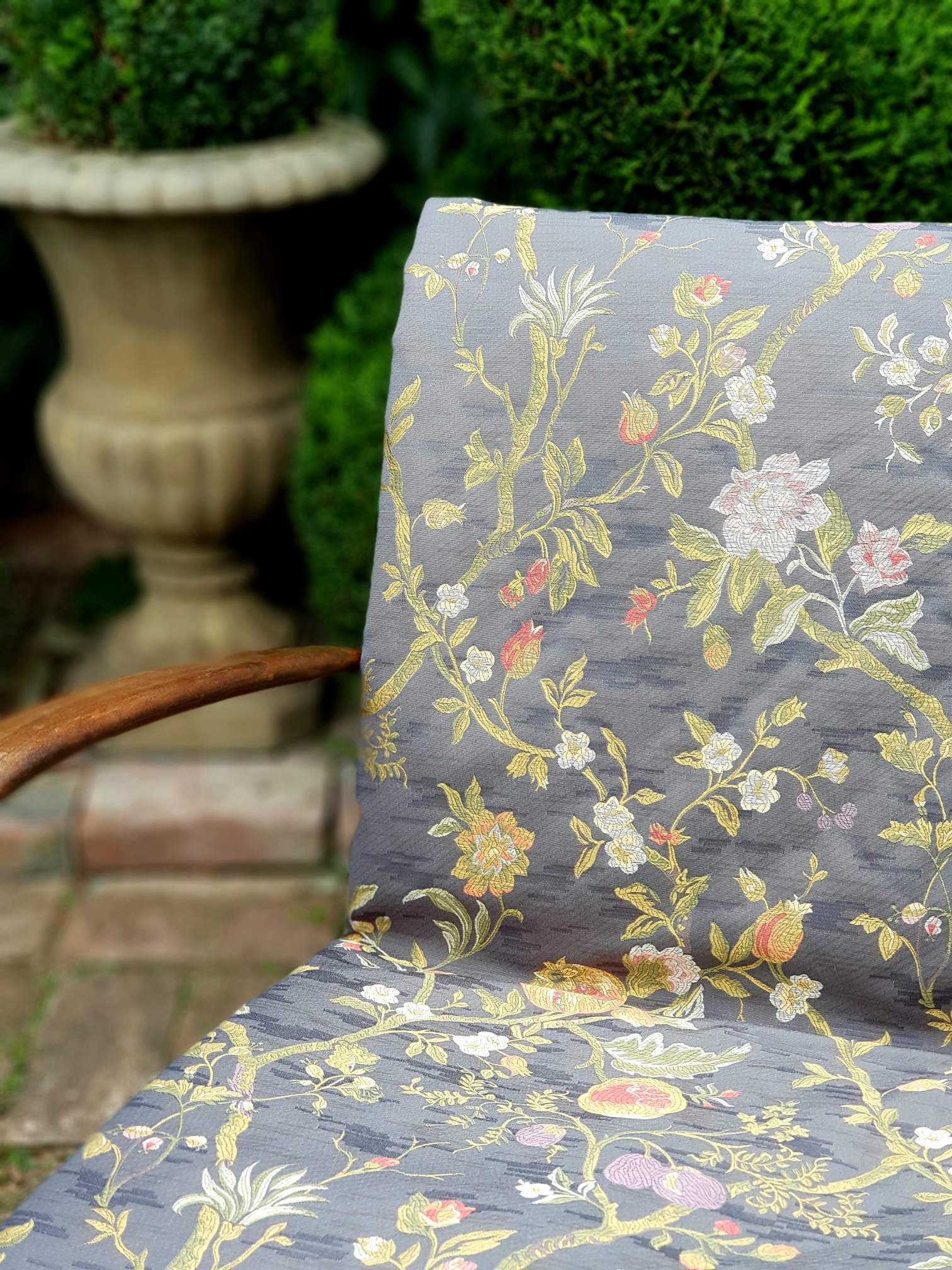 Rostliny a plody na šedé