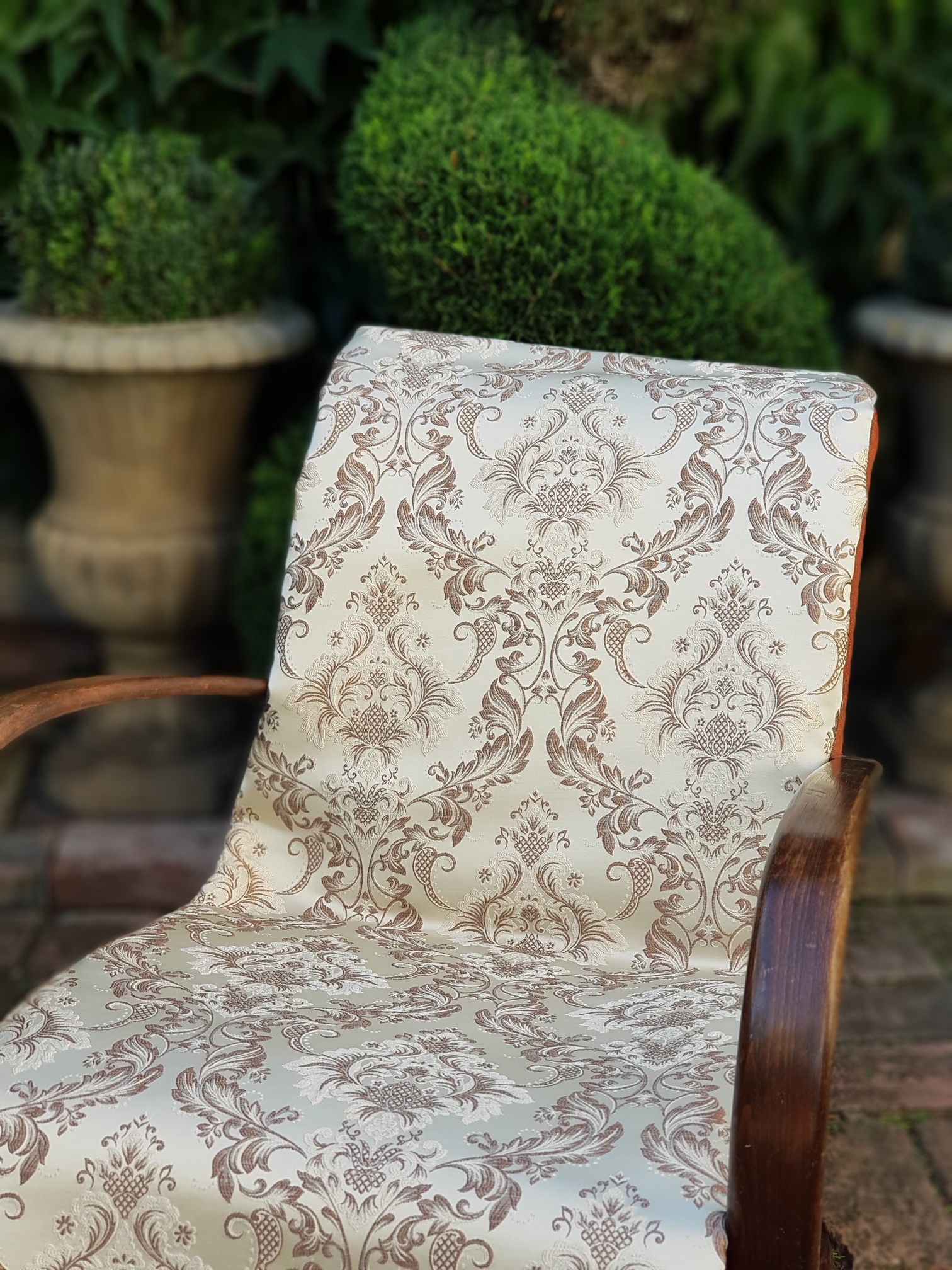 Damaškový motiv "Imperial" na tmavé krémové