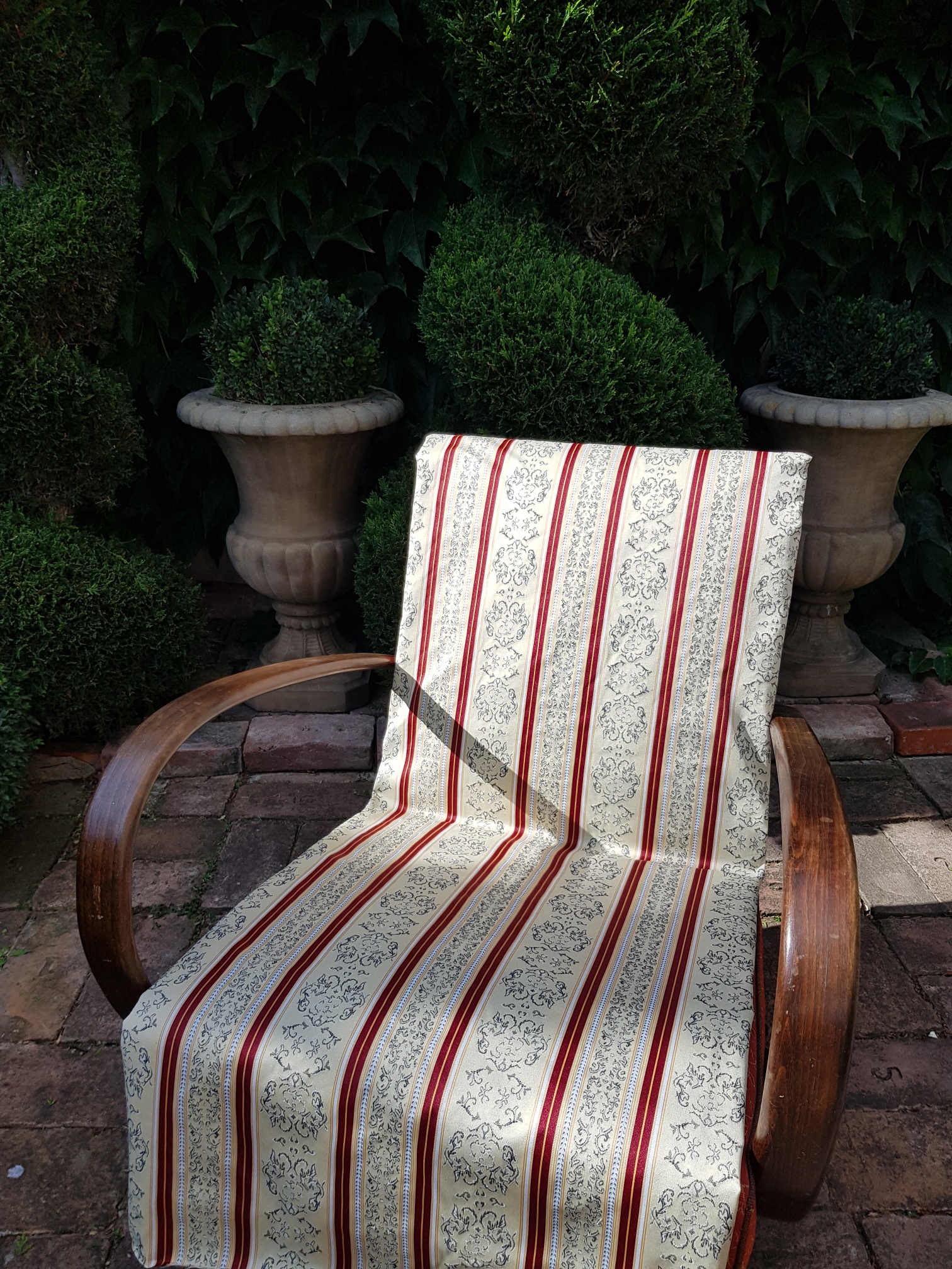 Béžové a červené pruhy