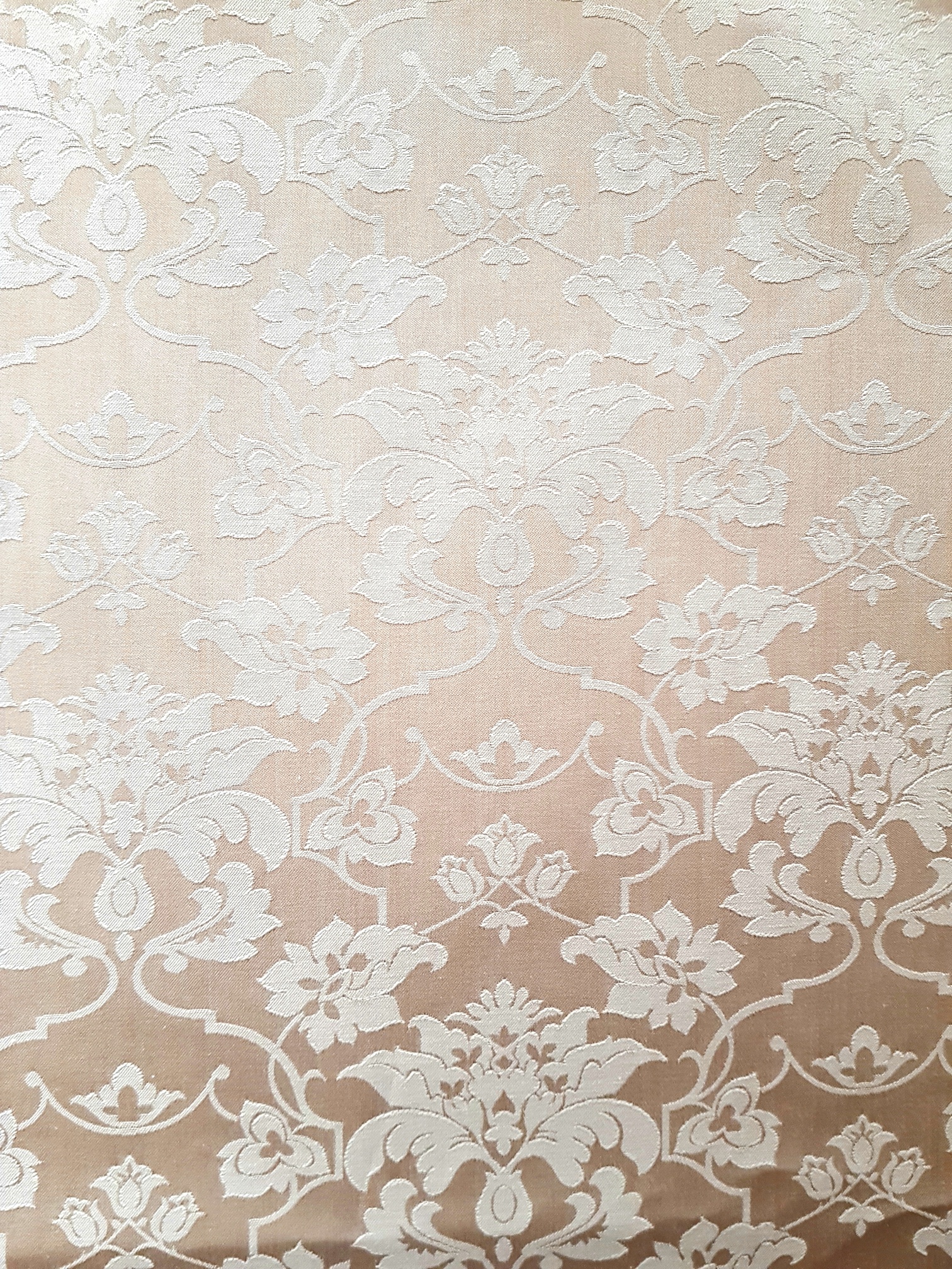 Květinové ornamenty damaškového vzoru