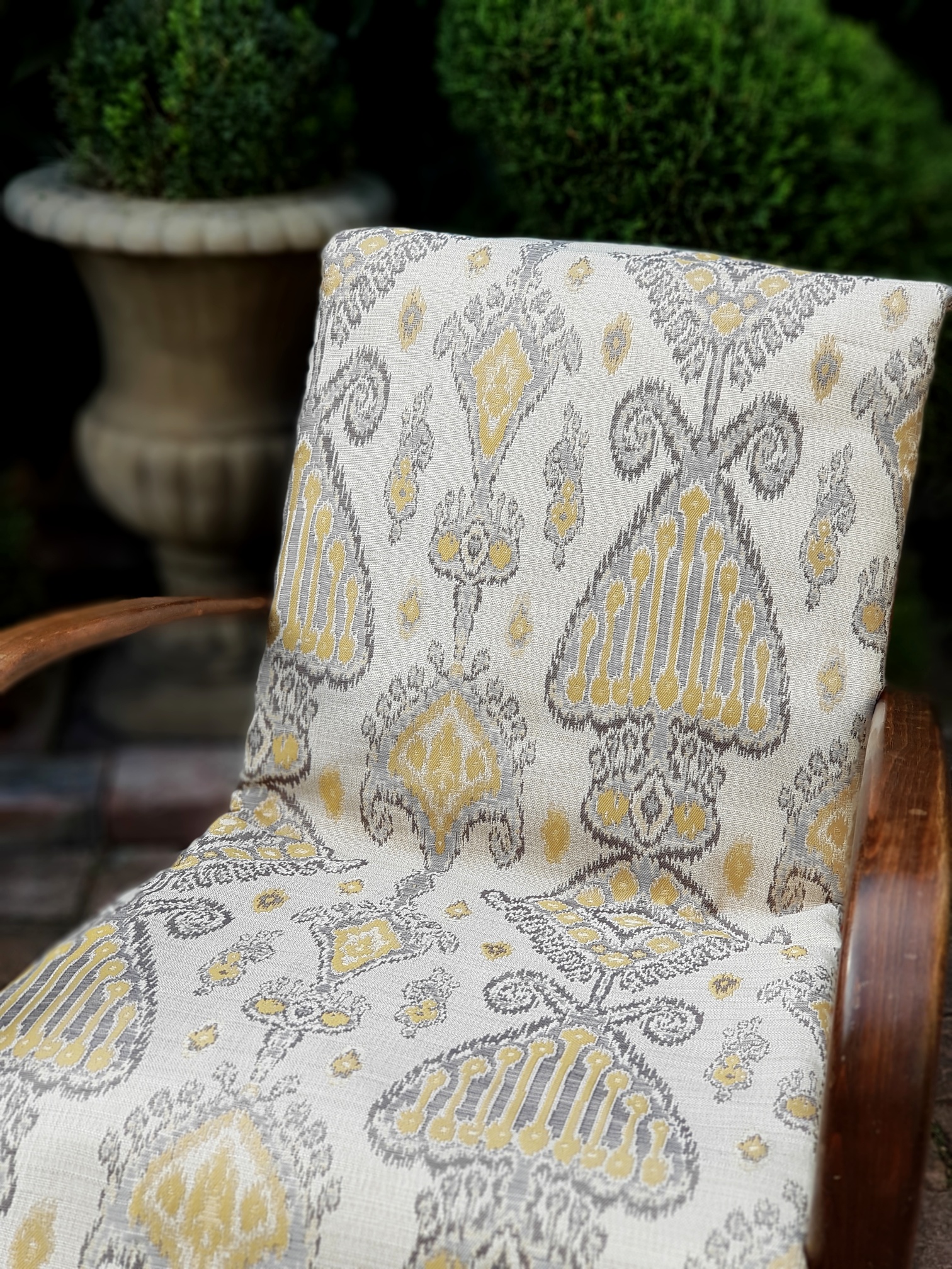 Okrové ornamenty na šedorežné