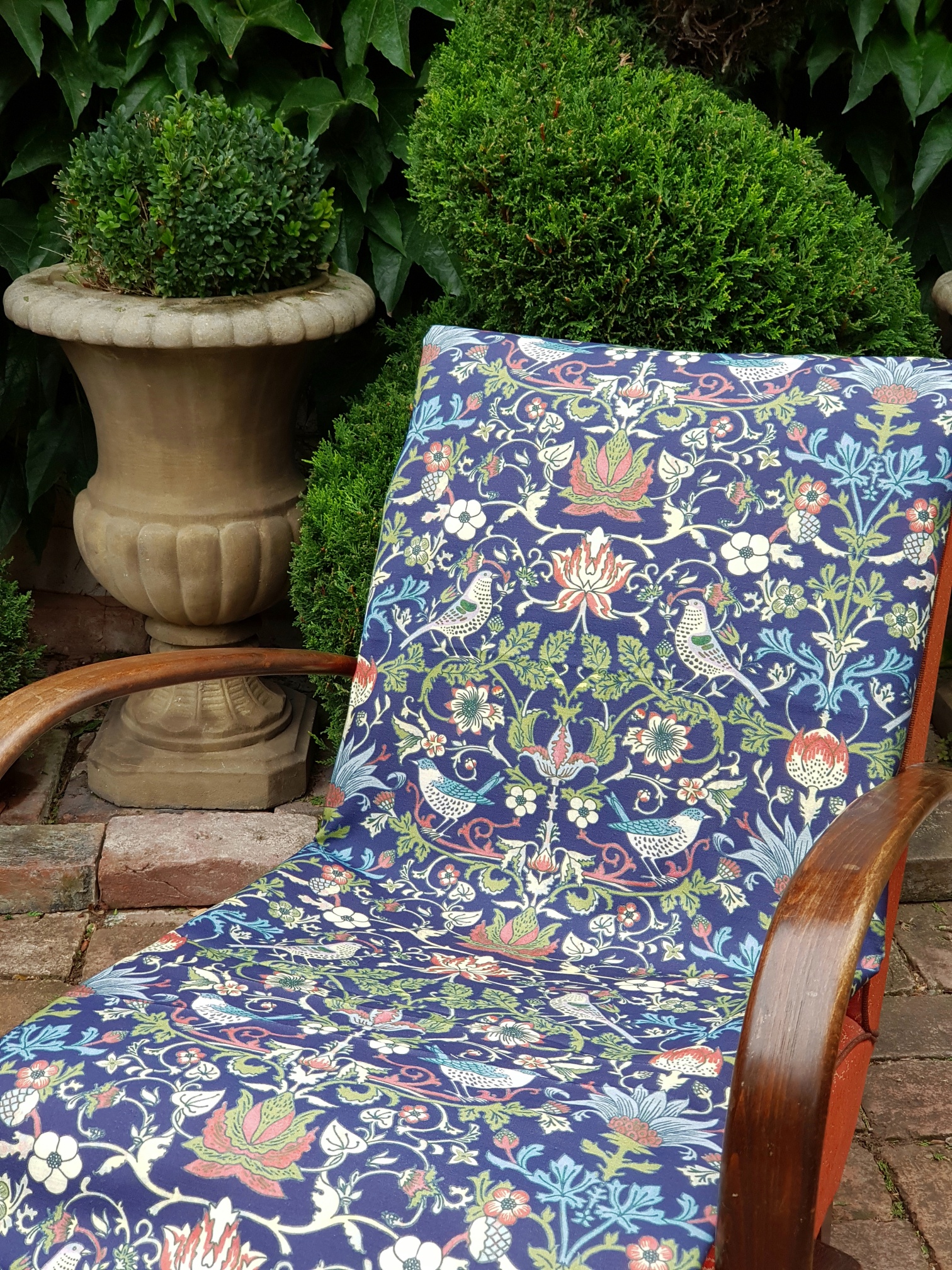 Květy a ptáci ve florální secesi na modré