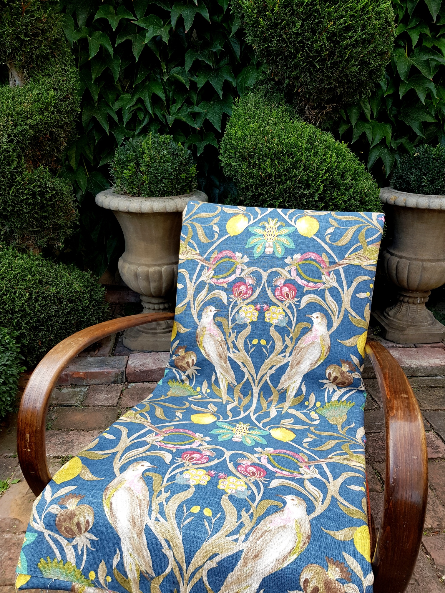 Plody a ptáci ve florální secesi na modré