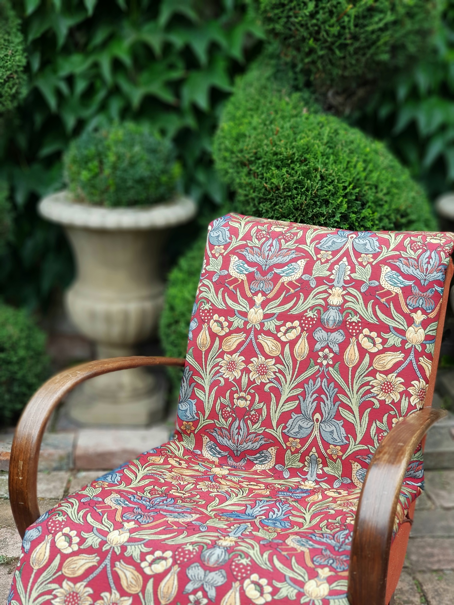 Plody a ptáci ve florální secesi na malinové červené