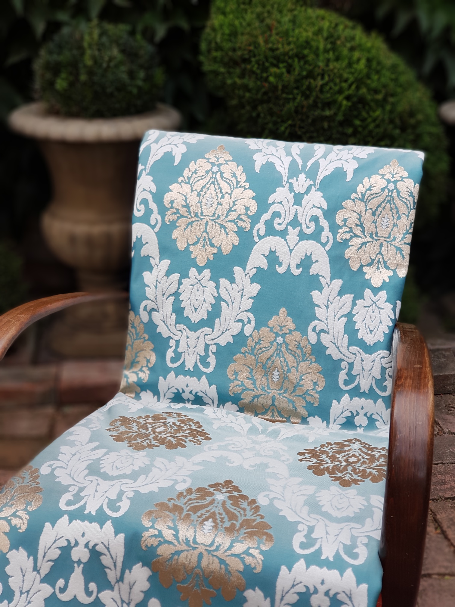 Damaškové motivy ve zlaté a bílé