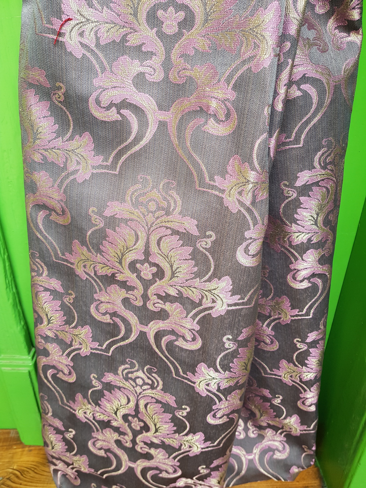 Fialovo zlatavé ornamenty na šedé