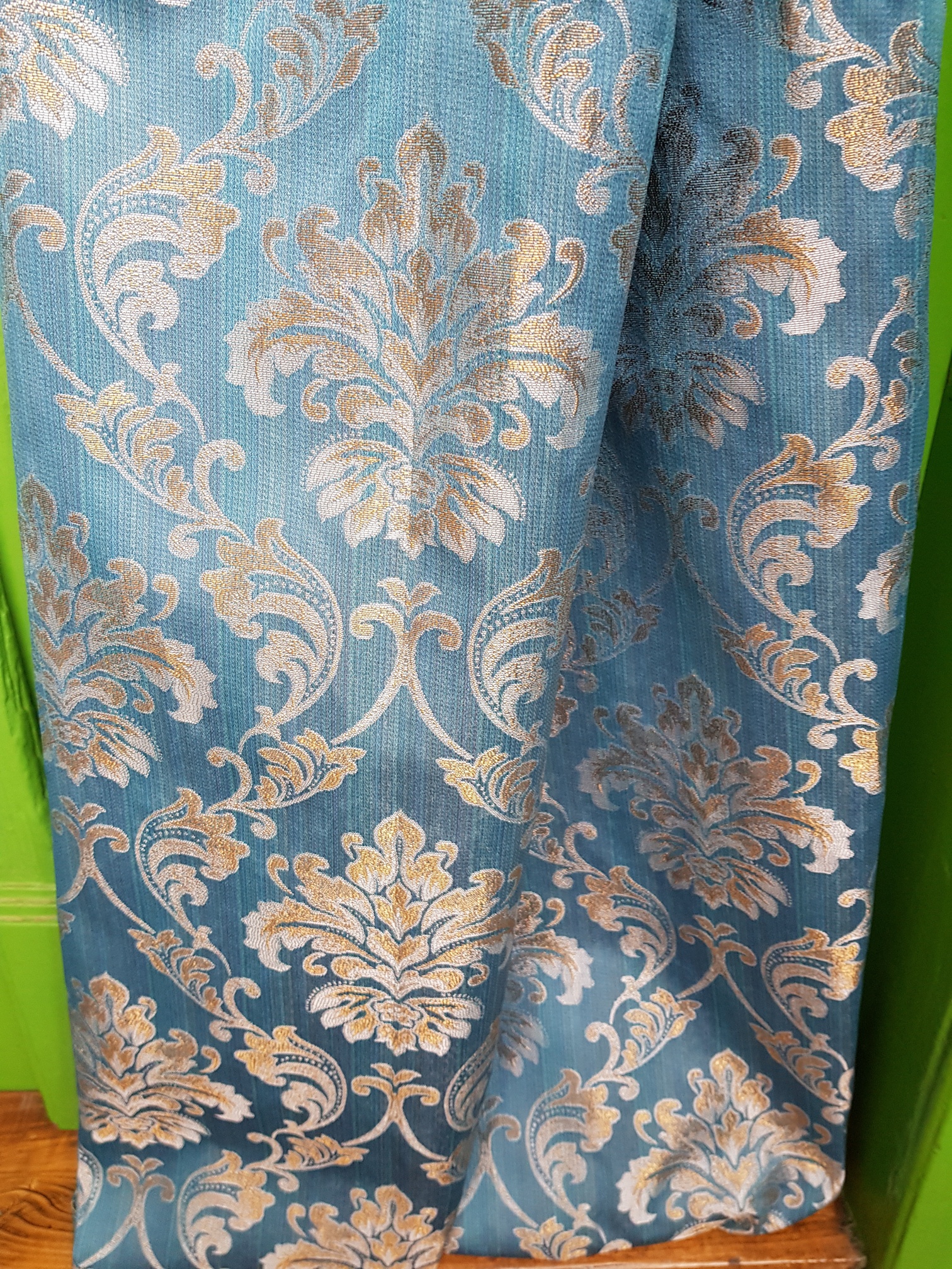 Zlatosvětlé ornamenty na modré